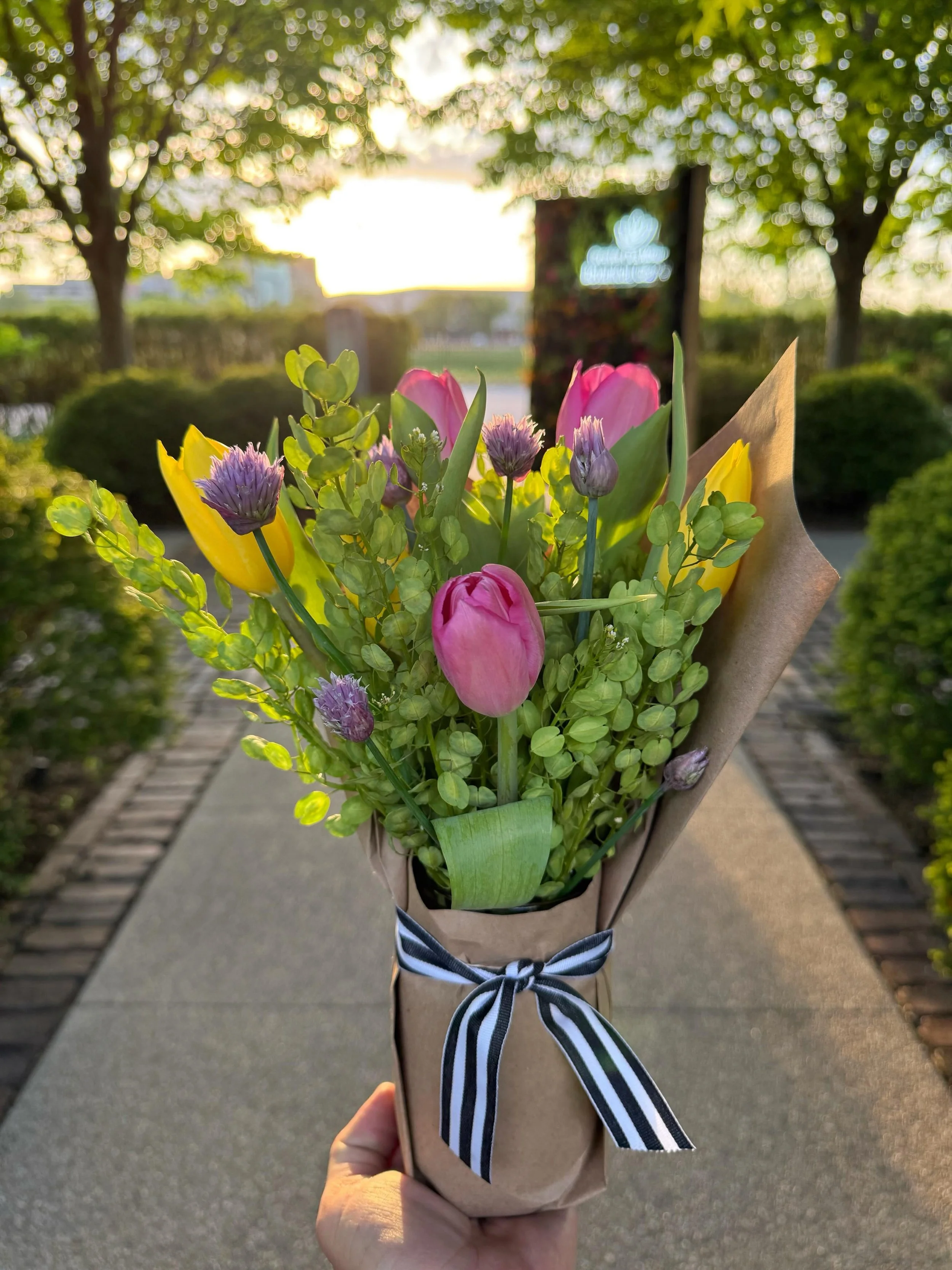 Are y'all ready to score some of our gorgeous flowers this weekend? Catch us at the DSM Farmers Market or the DSM Botanical Gardens on Saturday or grab a petite bouquet from DSM Mercantile. 💐💗

#pepperharrow #iowaflowers #bouquet #midwestlivng