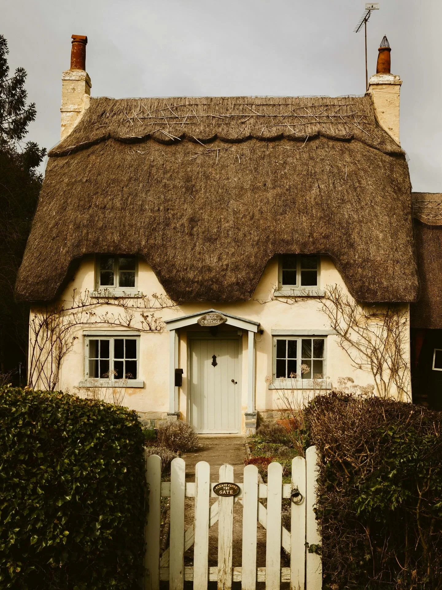 ✨ Stepping into a storybook ✨
Nestled in the heart of the Cotswolds, this charming thatched-roof cottage feels like something straight out of a fairytale. With its ivy-clad walls, pastel shutters, and cozy garden gate, it&rsquo;s the kind of place th