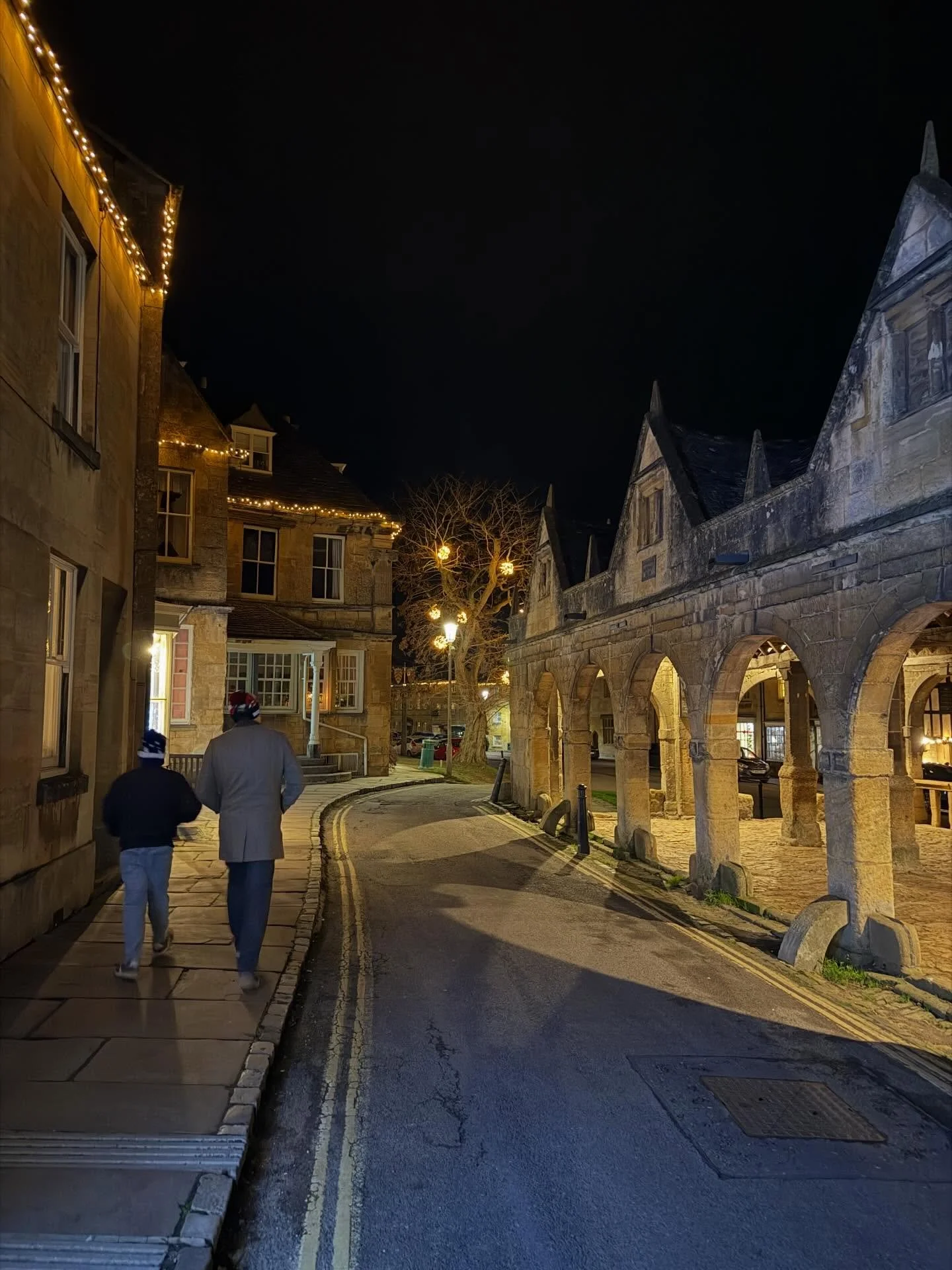 An evening stroll through Chipping Norton, where golden lights trace centuries-old stone and the Cotswolds reveal their quiet elegance after dark. ✨

Moments like these.. unhurried, atmospheric, and deeply rooted in place, are what inspire the journe
