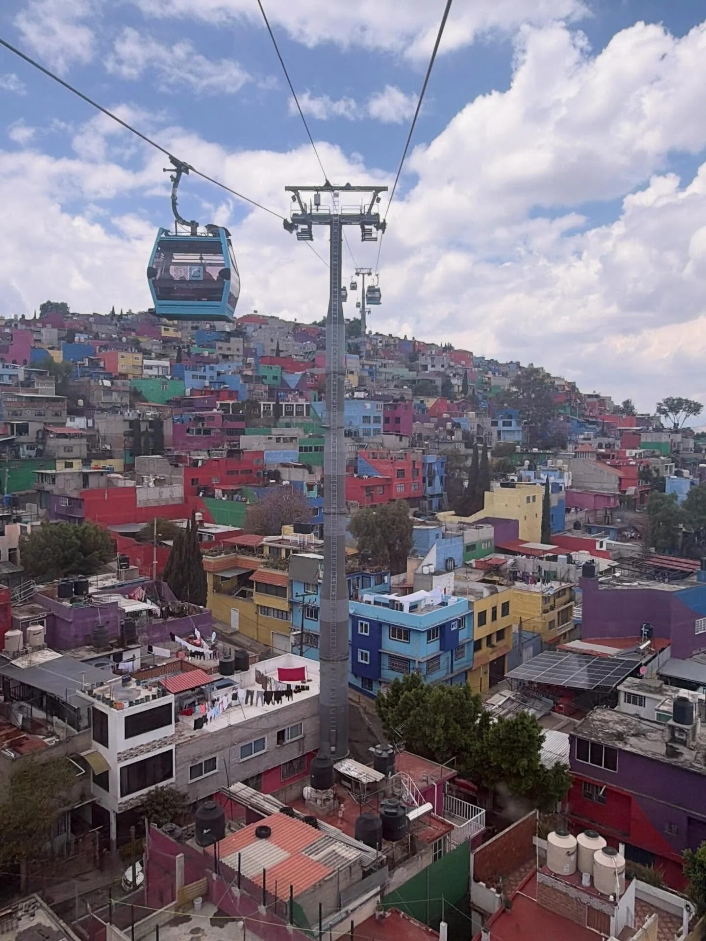 🚡 Experiencing the cablebus in Mexico City 🇲🇽

What an incredible way to see this vast city from above. The views stretch endlessly, colourful neighbourhoods, mountains in the distance, and the sheer scale of it all really hits you up here.

Such 