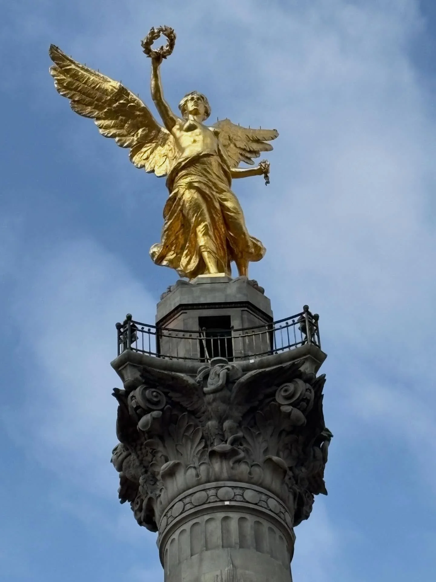Standing beneath the iconic Angel of Independence and it&rsquo;s even more impressive up close. The detail, the scale, the way it catches the light&hellip; absolutely breathtaking. 

Mexico City is a place where history, culture, and beauty all come 