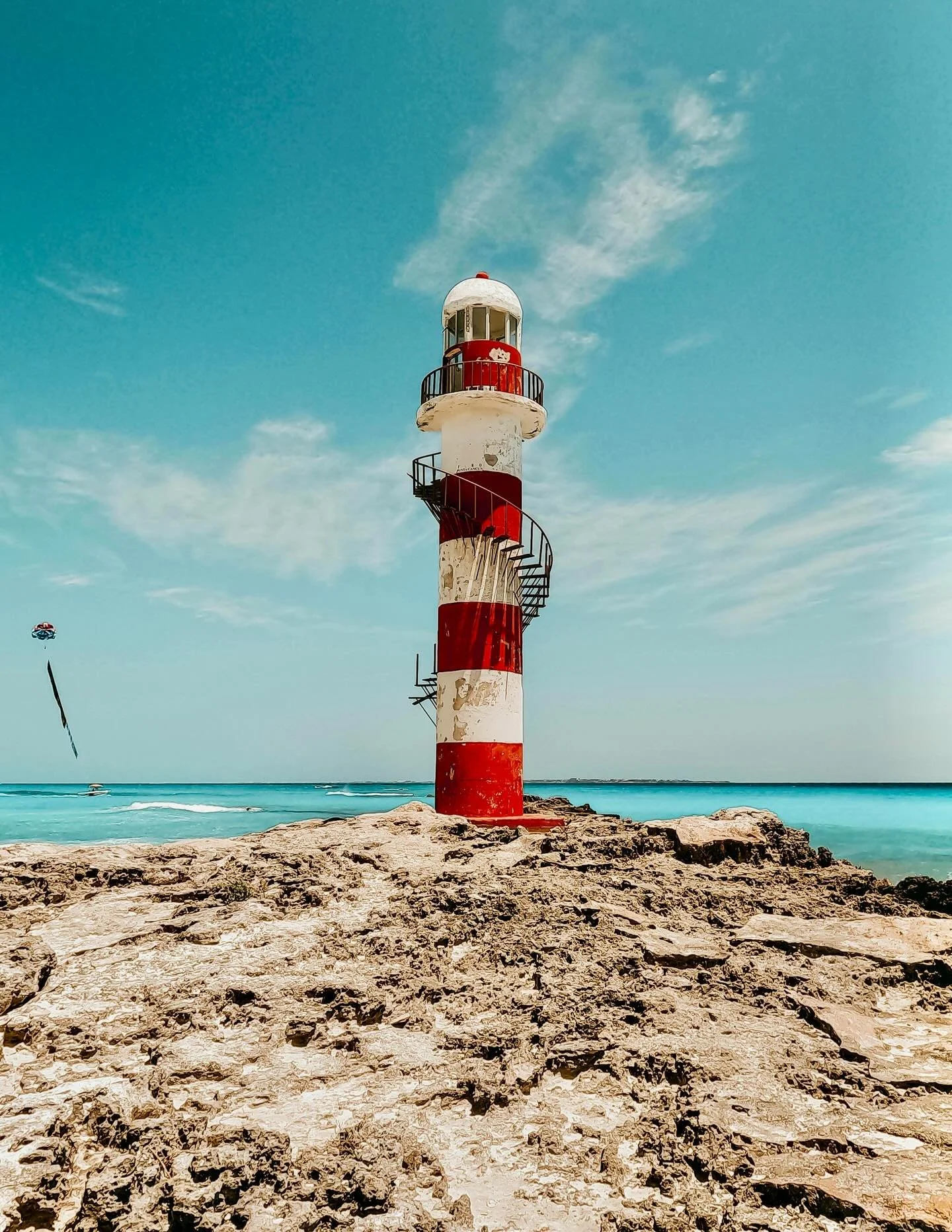 📍 Punta Cancun Lighthouse, Mexico 🇲🇽 

Where turquoise waters meet timeless elegance&hellip; this iconic red-and-white lighthouse stands at the very edge of Cancun&rsquo;s most exclusive coastline 🌊✨ 

Built in the early days of Cancun&rsquo;s tr