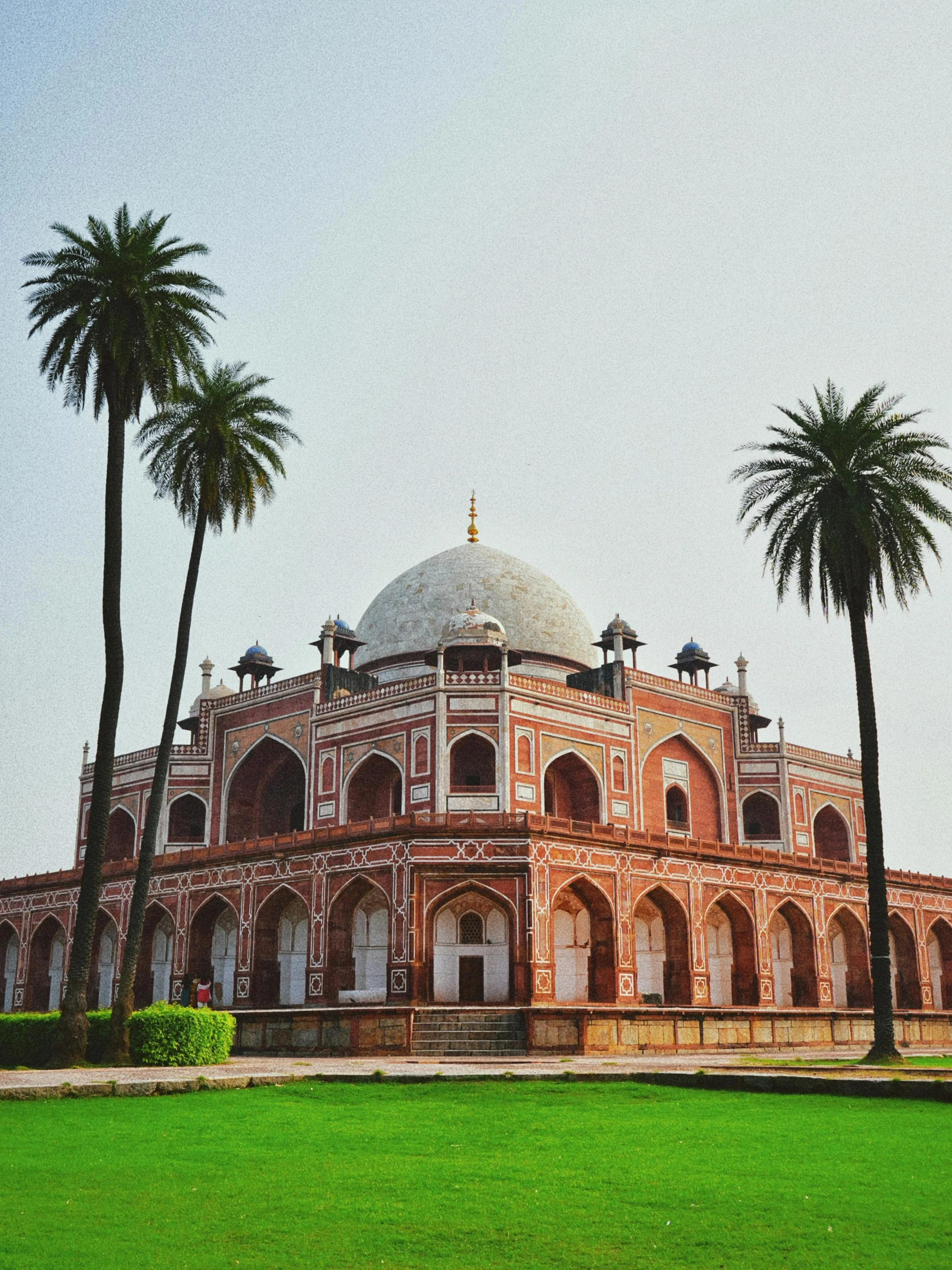 🇮🇳 NEW DELHI IN 48 HOURS | My Top Picks ✨ 

Only got 48 hours in Delhi? Save this itinerary 👇 

DAY 1 
☀️ Sunrise at Lodhi Gardens 
🕌 Explore Humayun&rsquo;s Tomb 
🍛 Lunch + local flavours in Connaught Place 
🏰 Afternoon at India Gate &amp; Ras