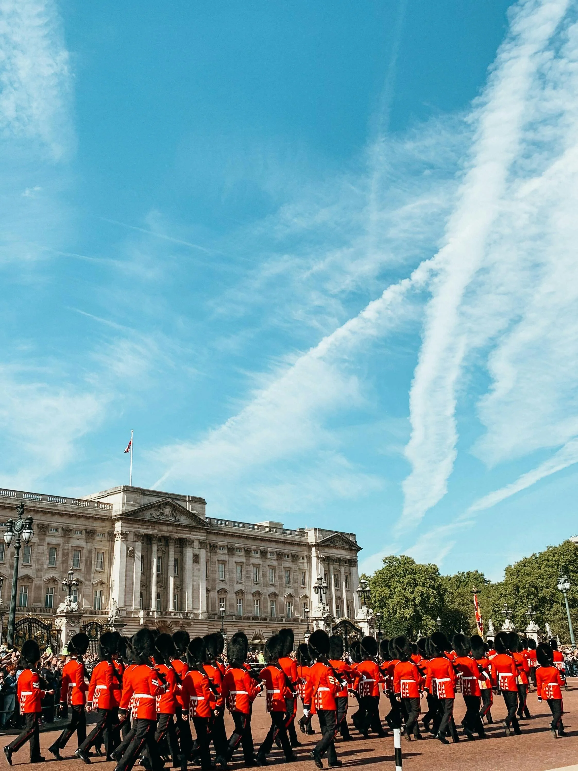 🇬🇧 Have you visited Buckingham Palace?

👑 Have you ever watched the famous Changing of the Guard ceremony?

Standing outside Buckingham Palace, it&rsquo;s easy to imagine the centuries of royal history that have unfolded here. Originally built as 