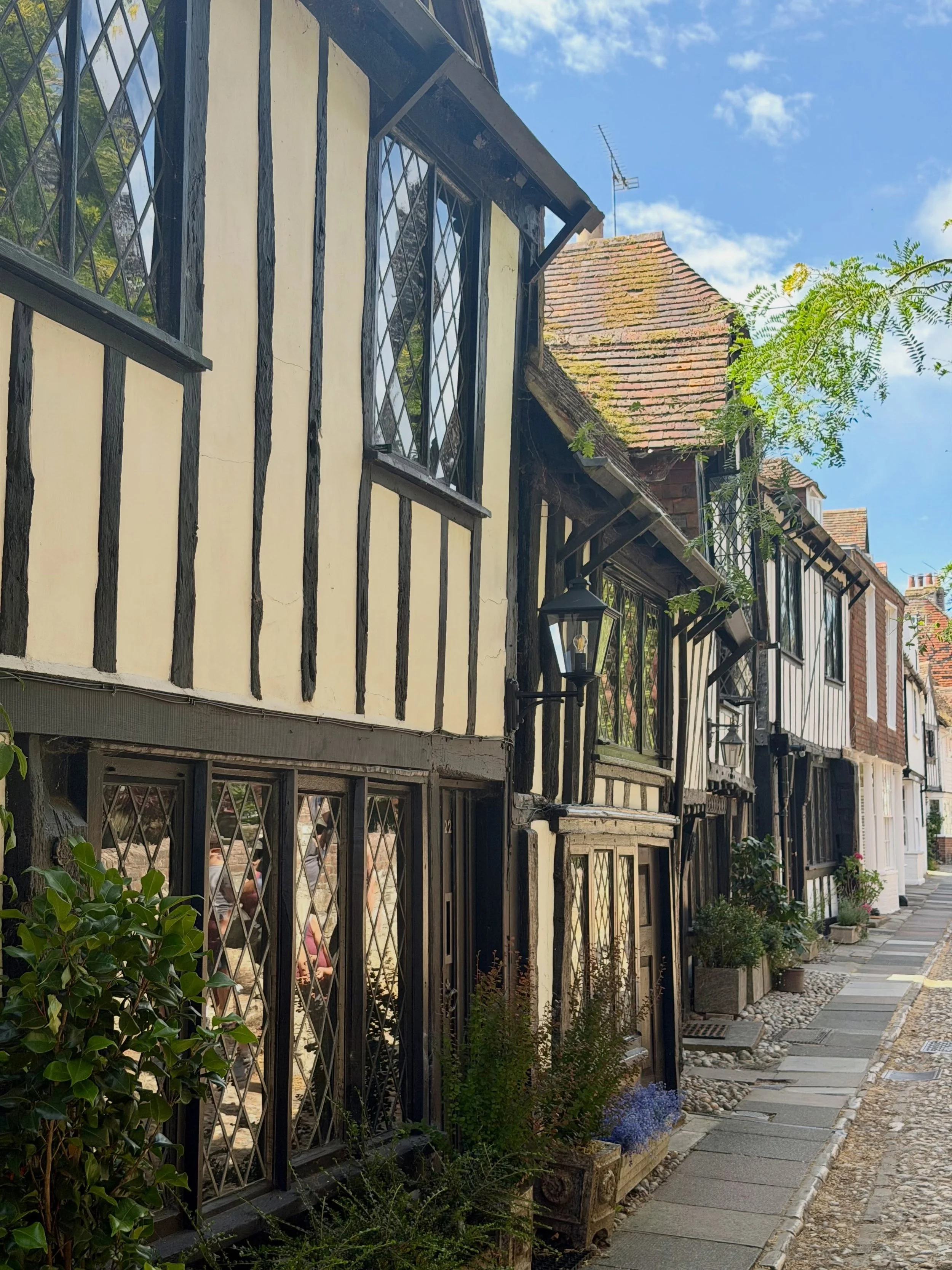 🇬🇧 Rye: England&rsquo;s Best-Preserved Medieval Town? 👀
Swipe to explore&hellip; ➡️

Step back in time&hellip;
Rye&rsquo;s cobbled streets have been welcoming visitors for hundreds of years.

Did you know? 🤔
Rye was once surrounded by the sea and