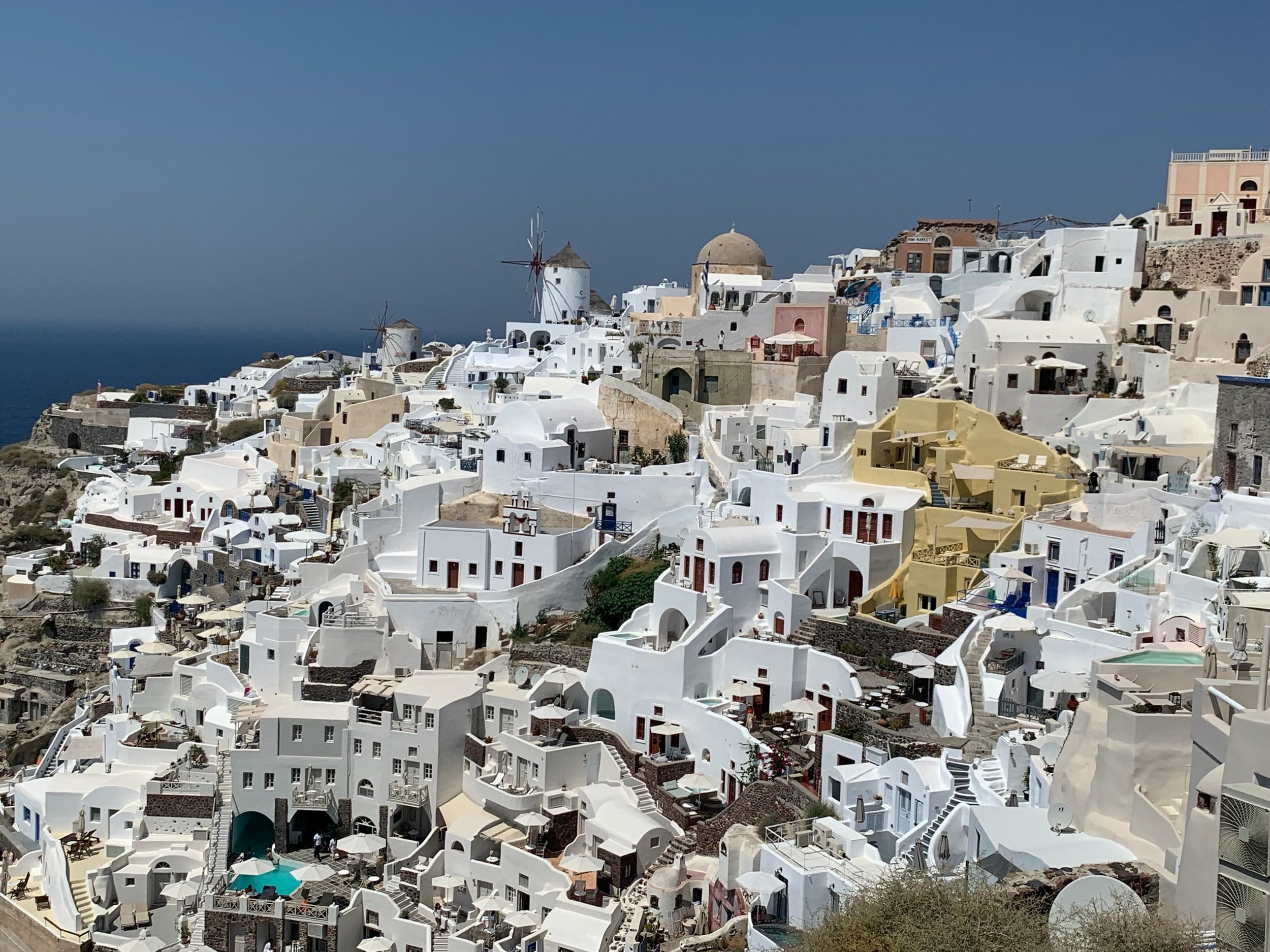 Chasing sunsets in Oia&hellip; 🌅🤍
There are sunsets&hellip; and then there are Santorini sunsets.

As the sky transforms into shades of gold, pink, and orange, Oia becomes one of the most magical places on Earth. Perched on the cliffs overlooking t