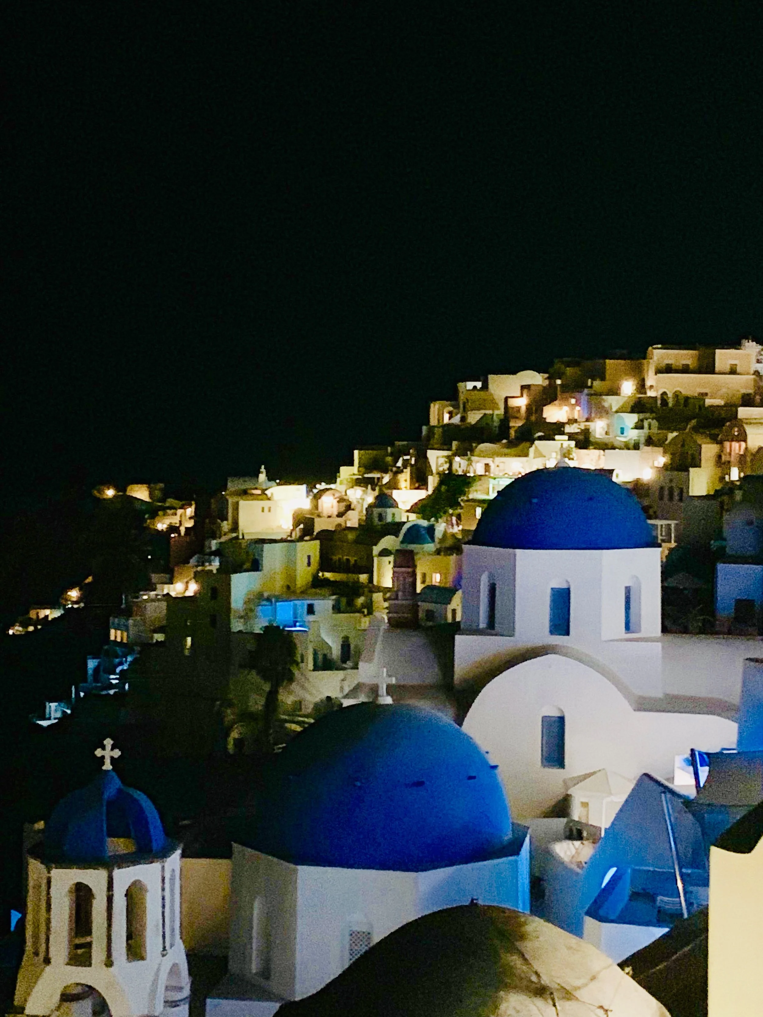 Santorini by night&hellip; ✨🌙

As the sun dips below the horizon, Santorini transforms into something truly magical. The whitewashed buildings glow under the lights, the narrow streets become quieter and every corner feels even more romantic.

There