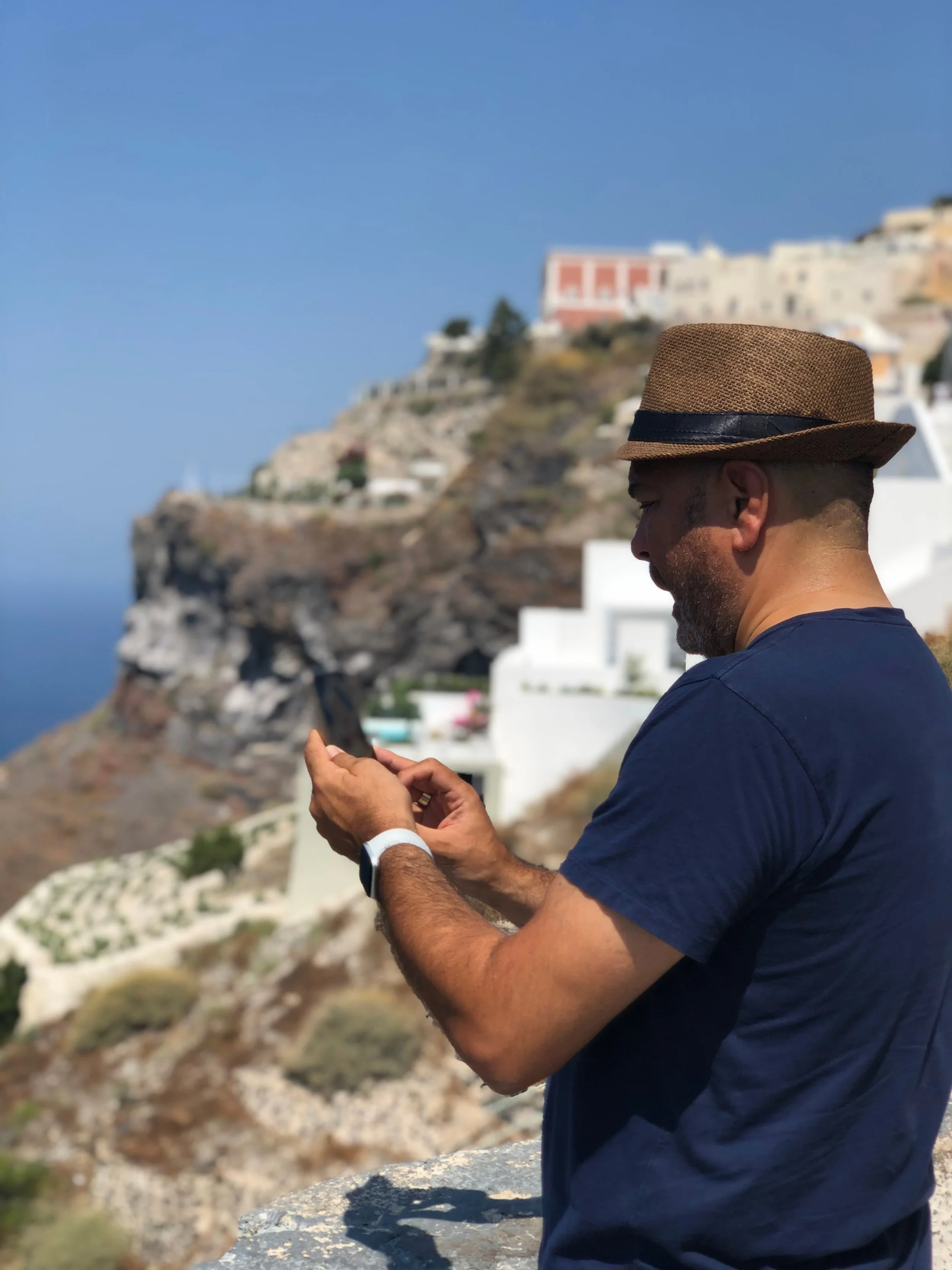 Sometimes the best part of travelling isn&rsquo;t following a map&hellip; it&rsquo;s getting lost. 🤍🇬🇷

Santorini is full of winding alleyways, hidden staircases, colourful doors, and little corners that most people walk straight past. Every turn 