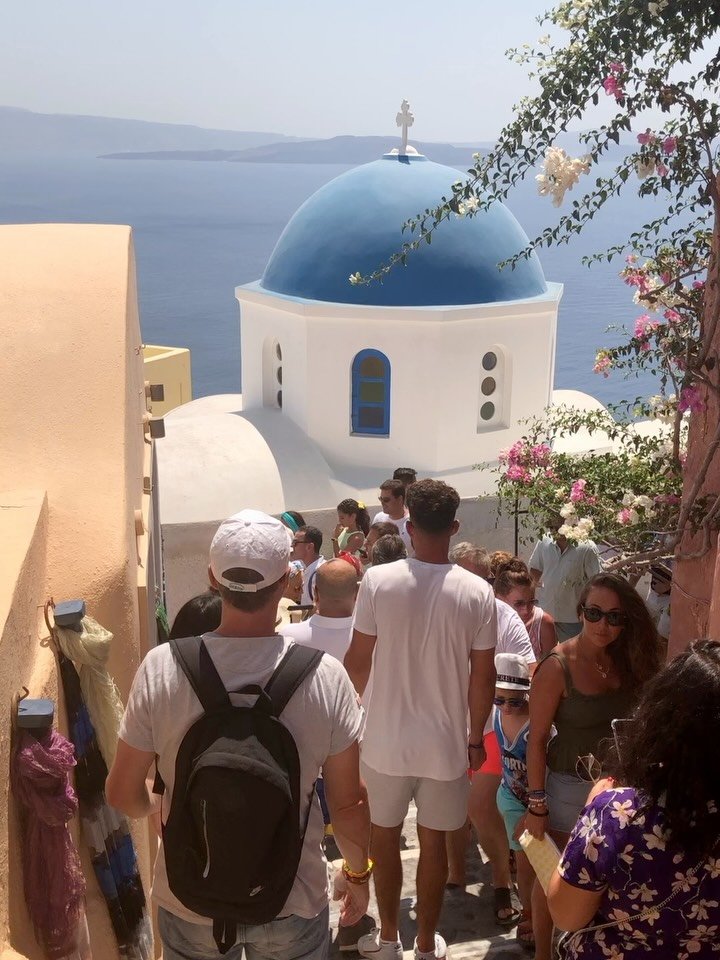 Walking the beautiful streets of Oia&hellip; 🤍🇬🇷

It&rsquo;s easy to see why everyone wants to visit. The whitewashed buildings, blue domes, and stunning caldera views are every bit as magical as you&rsquo;ve imagined.

But here&rsquo;s the realit