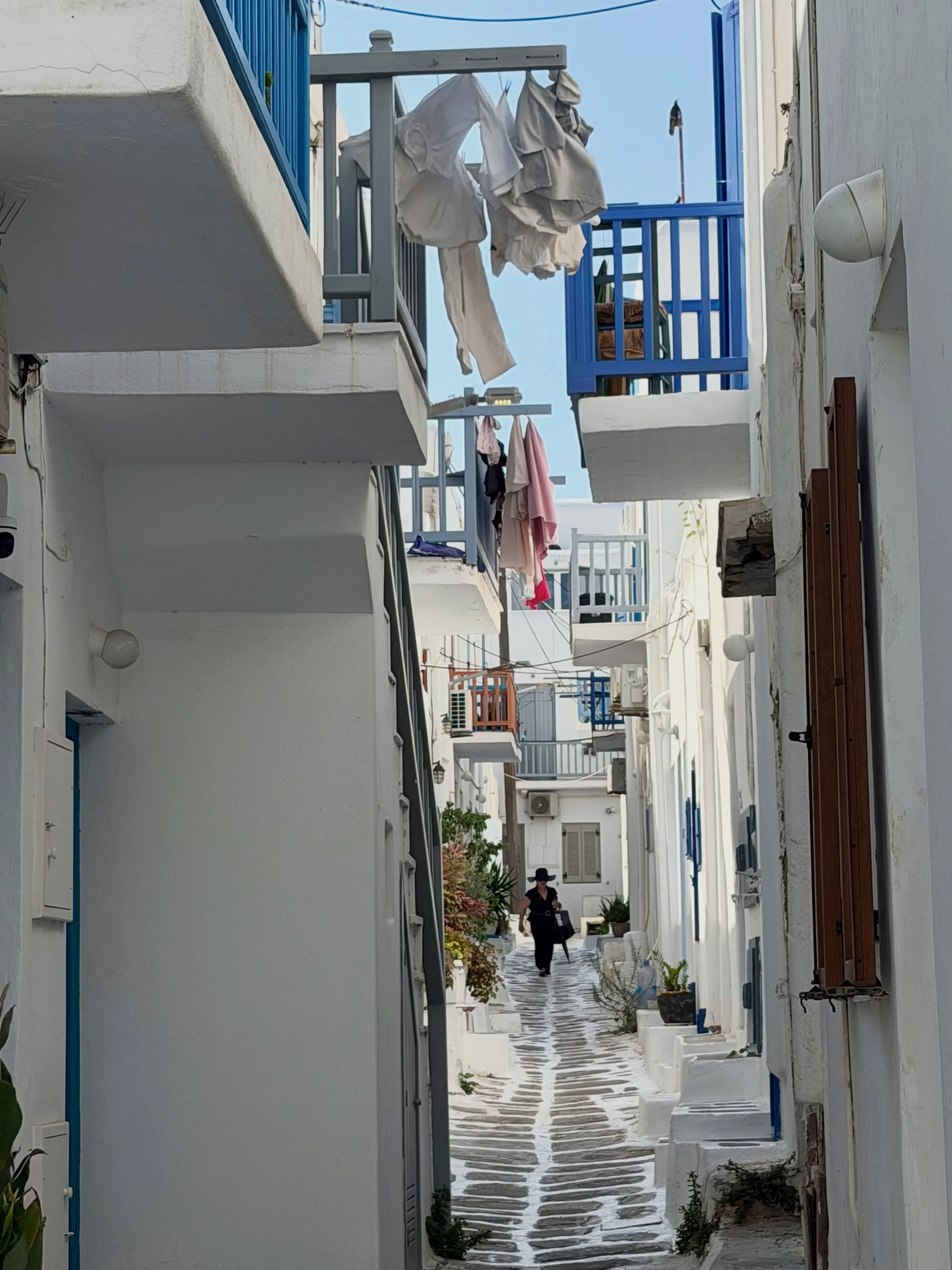 Working up an appetite in the Mykonian maze. 

The goal was a pre-lunch stroll, but I&rsquo;ve already spotted three tavernas I want to eat at. 

Have you been to Mykonos before? Any restaurants you would recommend?

#Greecetravelgr #allworldjourneys