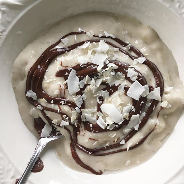 🍌Makin banana ice cream 🎶🍌
Frozen banana, coconut milk topped with chocolate and and coconut flakes. 
#theholisticchick #upgradethc #bananaicecream #healingguide #holistichealth #healing #holistichealthcoach #eatrealfood