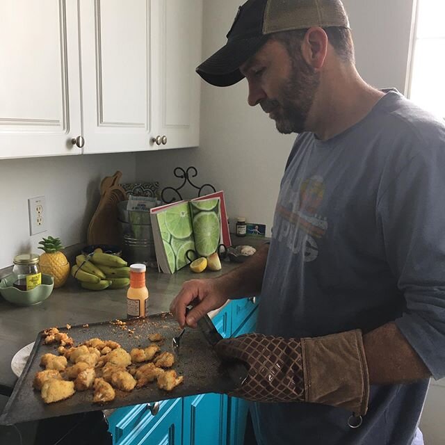 Yummy! And the food was delicious too. 😉
Slides 1&amp;2 We&rsquo;ve been obsessed with @primalkitchenfoods buffalo sauce and use it on everything. Mark made delicious roasted cauliflower bites to dip in the sauce.
3. Stuffed peppers roasted in the o