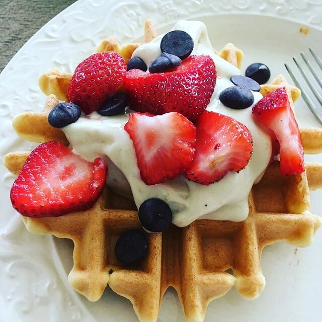 Banana nice cream goes with everything...especially waffles! Sunday Summer Brunch. 🍓🍌☀️
#theholisticchick #upgradethc #banananicecream #paleowaffles #brunch #eatrealfood #nutrition #healingguide #holistichealth #holistichealing #healthcoach #holist