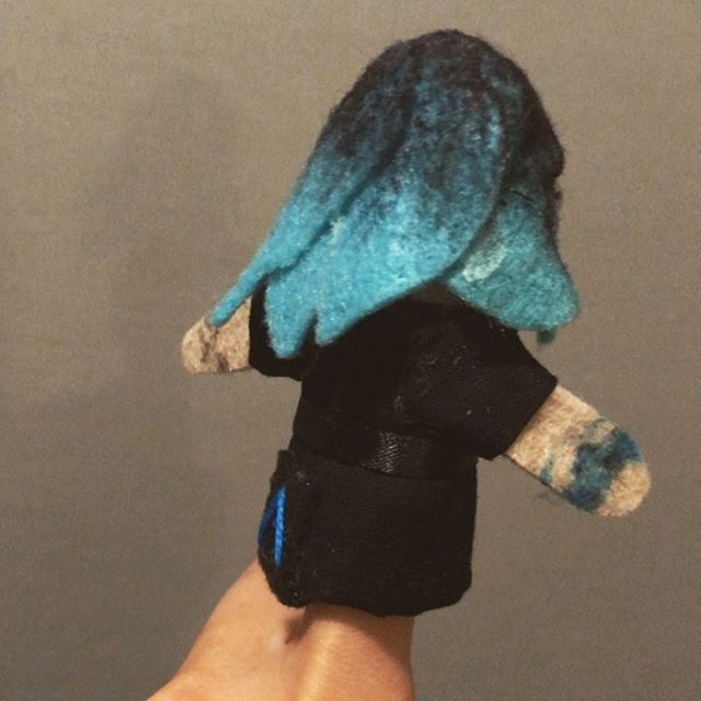Brunette by day, BLUEnette by night! 
Y&rsquo;ALL EVER SEEN A FINGER PUPPET WITH A *WIG*?!? Commission from Etsy.

#puppet #puppets #fingerpuppet #handmade #custom #birthday #birthdaygift #puppetself #puppetmaker #art #instaart #artoftheday #nyc #wig