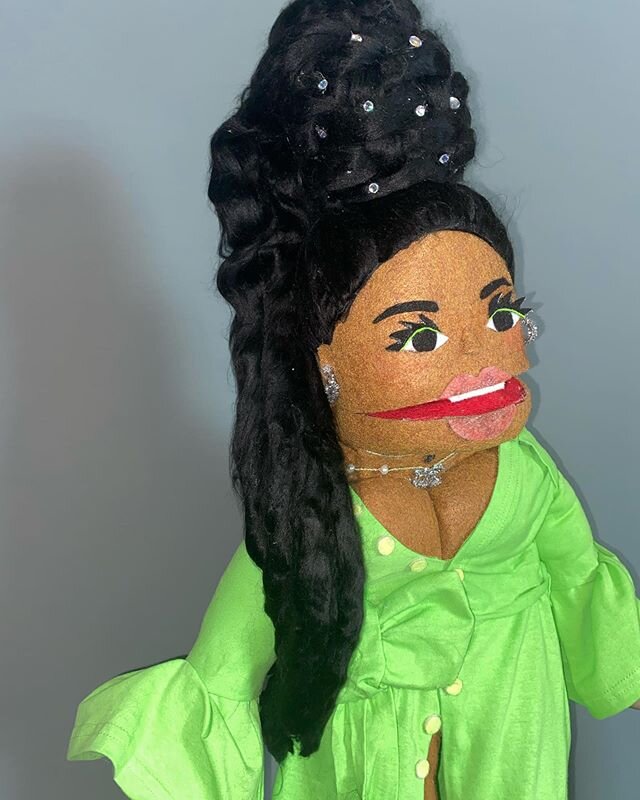 Who is she?? This puppet is GLOWING!! Guess that&rsquo;s the power of @lizzobeeating &lsquo;s magic!!! #puppet #puppetmaker #handmade #custom #lizzo #lizzobeeating #instaart #artoftheday