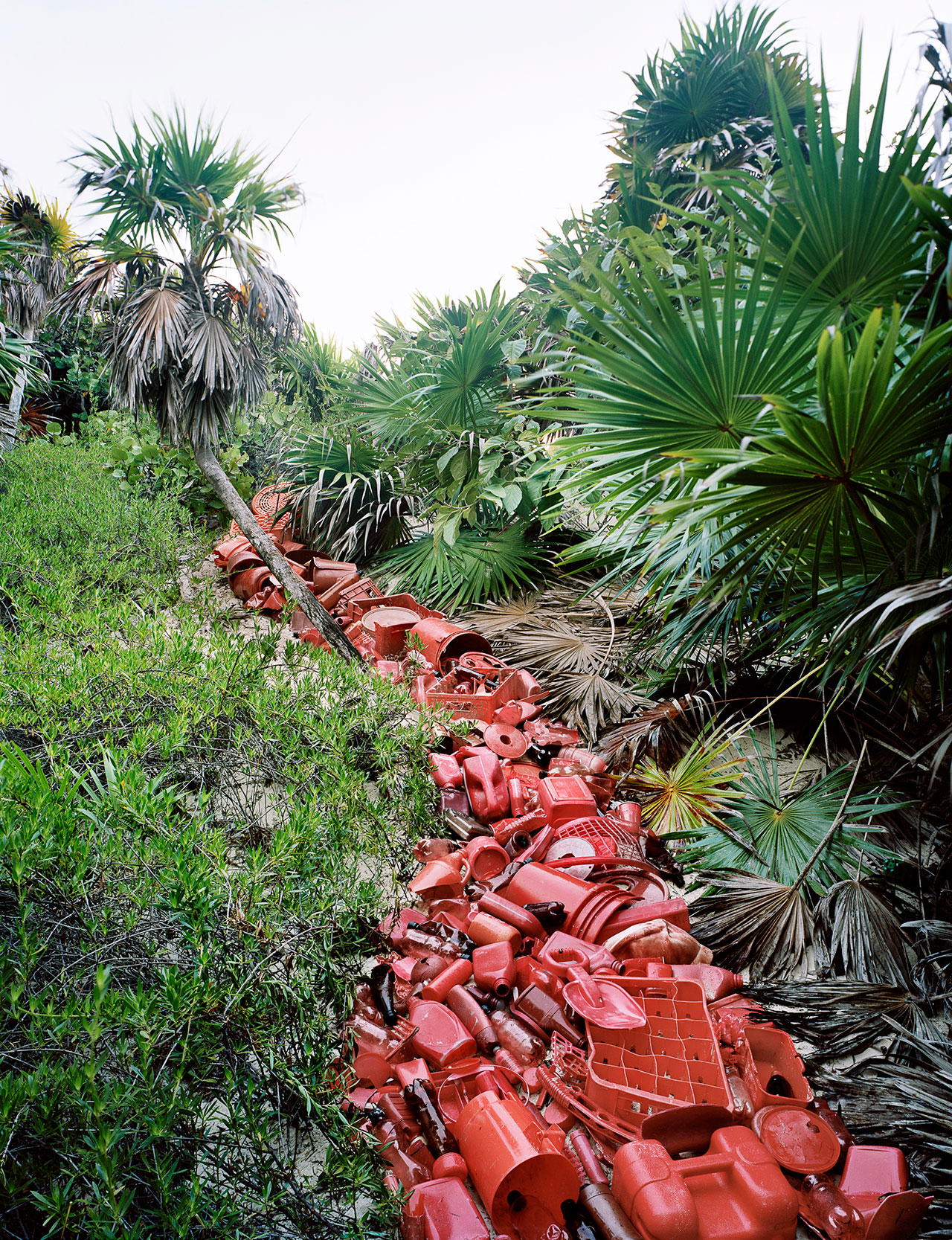 s3_photoviz_gestalten_alejandro_duran_washed_up_transforming_a_trashed_landscape_yatzer.jpg