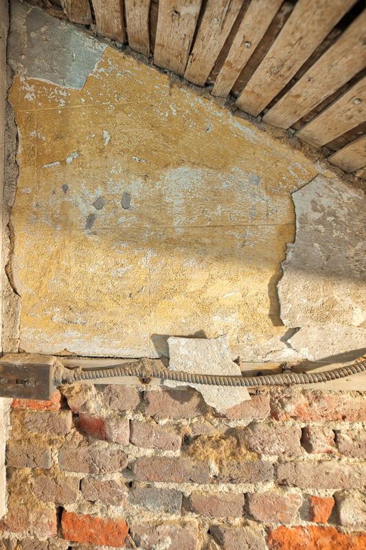 Plasterwork in the stairwell to the cellar. Upon a closer look, an ashlar pattern is visible.