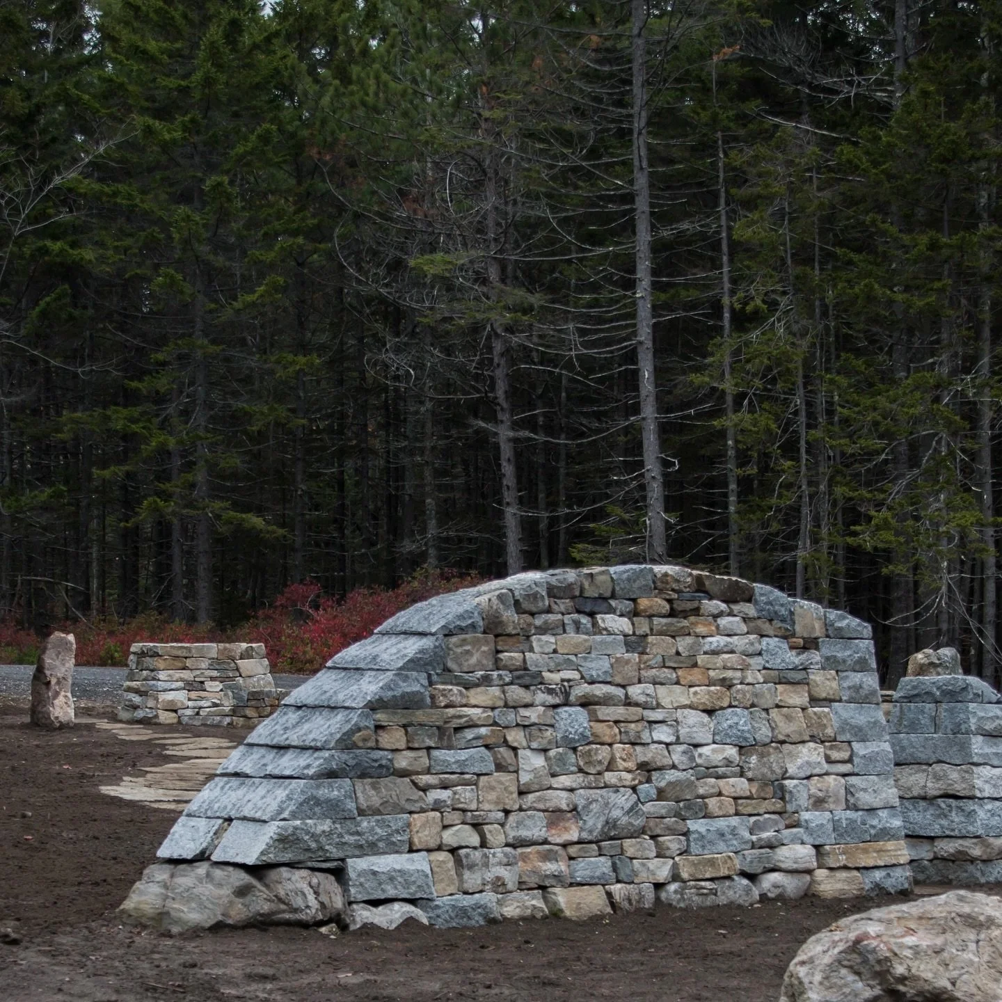 Southport Curve. With so much help from @stonefirfolk. 

Can&rsquo;t wait to see what @mikewallace7 does with the gardens. 

📷 @jenniferbattis 

#stonemason #stonework #drystonewall #maine #granite