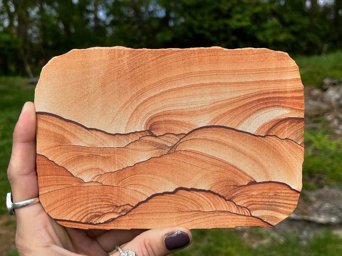 Sandstone continues to amaze with stunning formations resembling hills and valleys!🌄