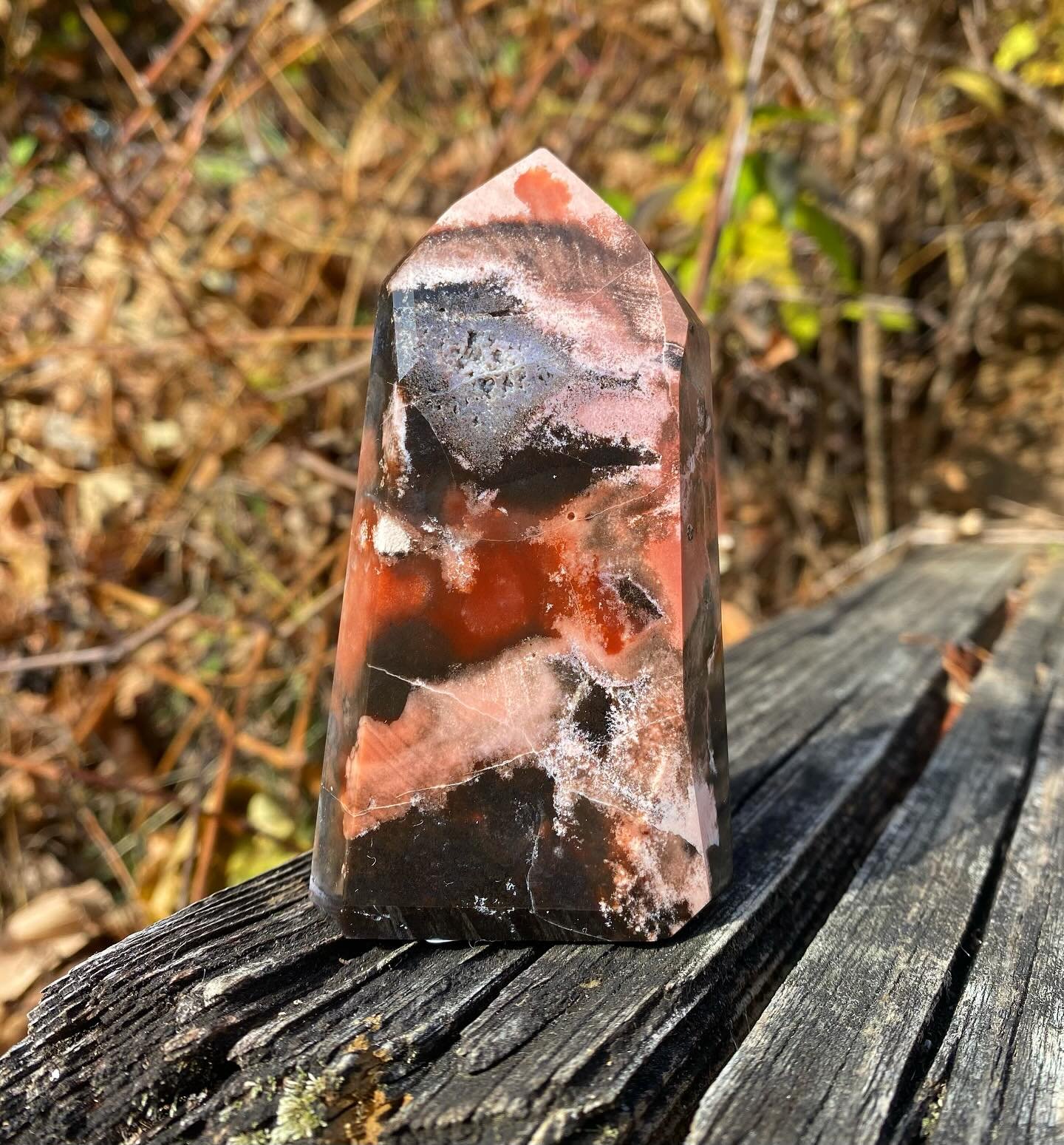 Mosaic Quartz 🧡✨
Mosaic Quartz is a natural fusion of chalcedony and clear Quartz. It often contains other minerals like opal, graphite and orange calcite, making each piece unique! ✨
&bull;
&bull;
&bull;
&bull;
&bull;
&bull;
&bull;
&bull;
&bull;
&b