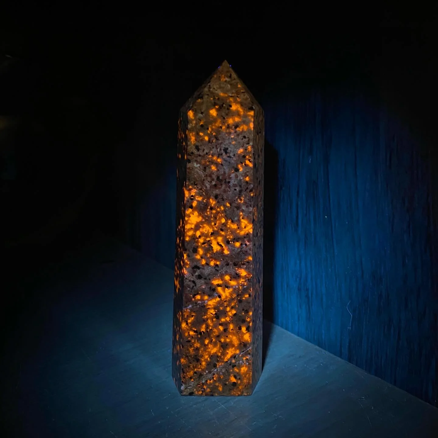 Glowing Yooperlite ✴️✨
This unique stone was formed by volcanic activity over a billion years and was transported to Michigan from Canada by glaciers ✨
&bull;
&bull;
&bull;
&bull;
&bull;
&bull;
&bull;
&bull;
&bull;
&bull;
#yooperlite #crystal #crysta