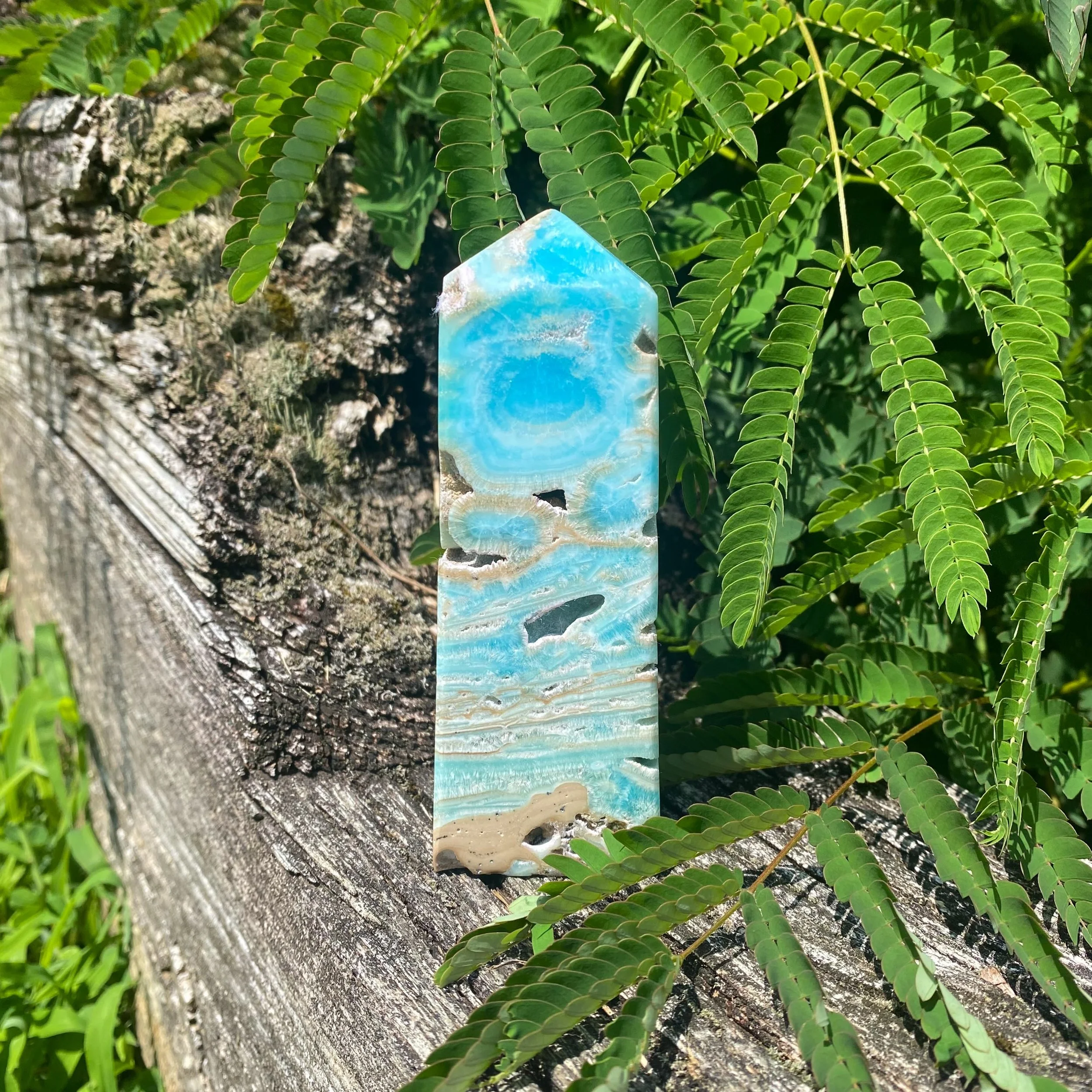 Beachy Smithsonite🐬🏝️✨
While pure smithsonite is white, chemical impurities in the crystal make the beautiful colors you see here. Copper creates its vibrant blues, teals and greens while iron gives it its darker greens and browns throughout! ✨
&bu