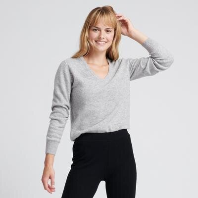 WC91162_BRUSHED-CASHMERE-V-NECK-PULLOVER_CEMENT_60_004_400x.jpg