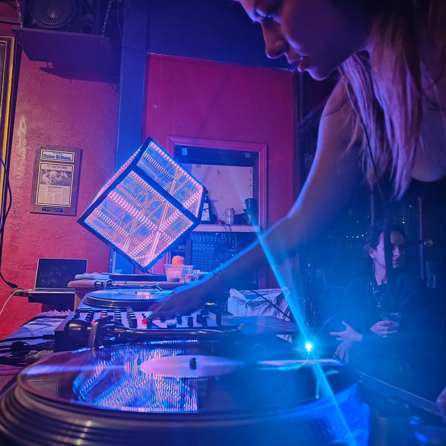 Feb.28 - Such an honor hosting the premiere of this fun short movie "A place at the table", created and directed by @amymc48 @abigailplomondon . Food, drinks, tunes by Noelle. A night to remember.