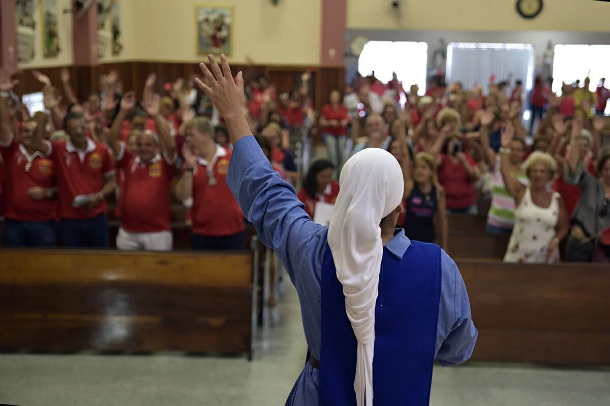 Fiéis participam do louvor e animação para o acolhimento da imagem de São Sebastião no Engenho de Dentro