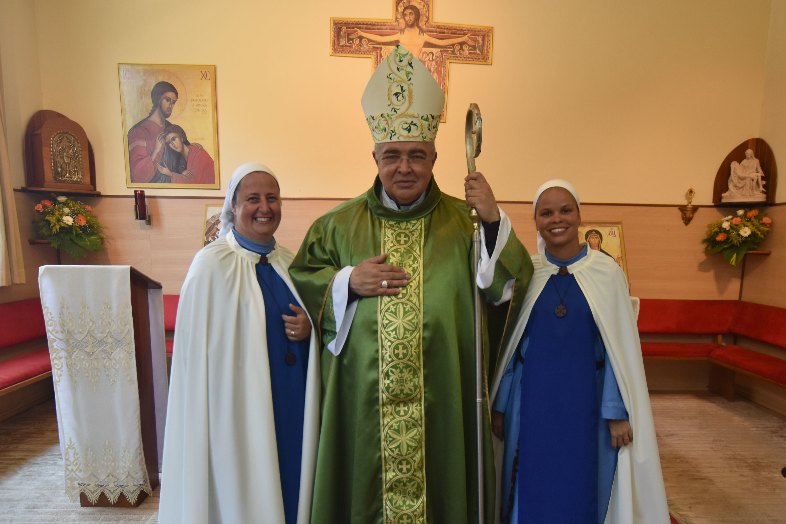 Ir. Maria Sarah e Ir. Catarina (responsáveis pela Casa São Francisco de Sales) com o Cardeal Tempesta