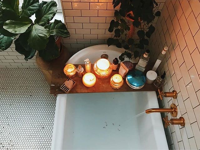 Aromatherapy bath by candle light... perfect ending to a busy day!
📷@saraparsons