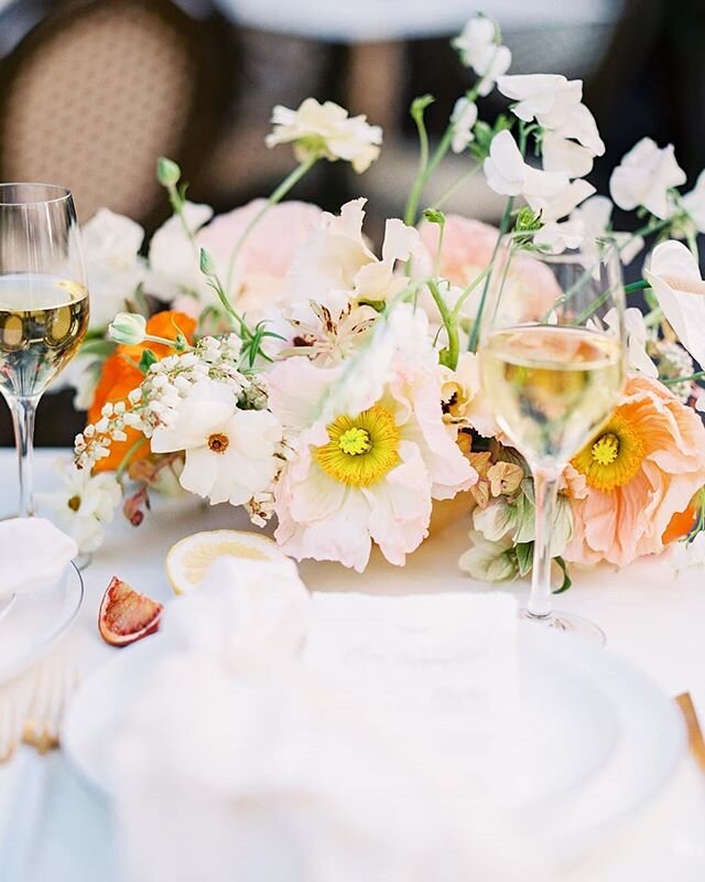 Obsessed with peach and white floral arrangements lately - so vibrant and perfect for the season! What's your favourite colours lately? 
#summerflowers #springflowers #peachandwhiteflowers #floralarrangement #sweetpeas #weddinginspiration #blooms