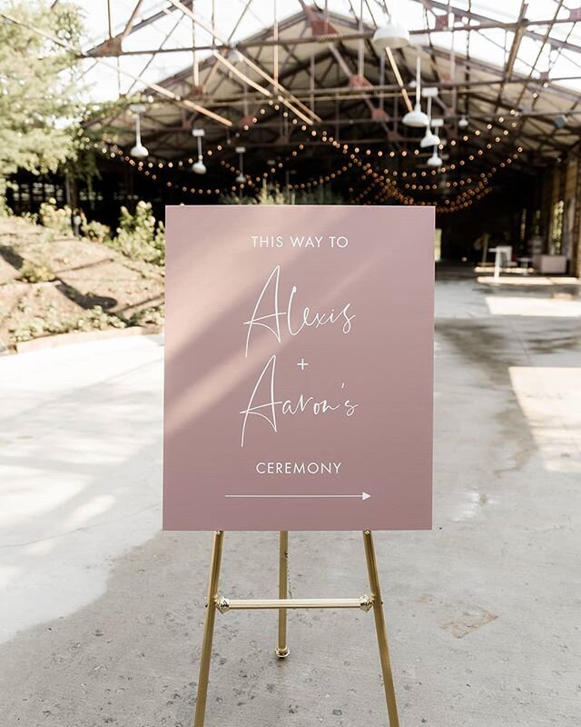 In large venues, sometimes you just need to let your guests know they are heading in the right direction... Especially when you need to move the ceremony after a flash rain storm!
Planning @bisous_events 
Photo @alix.gould
