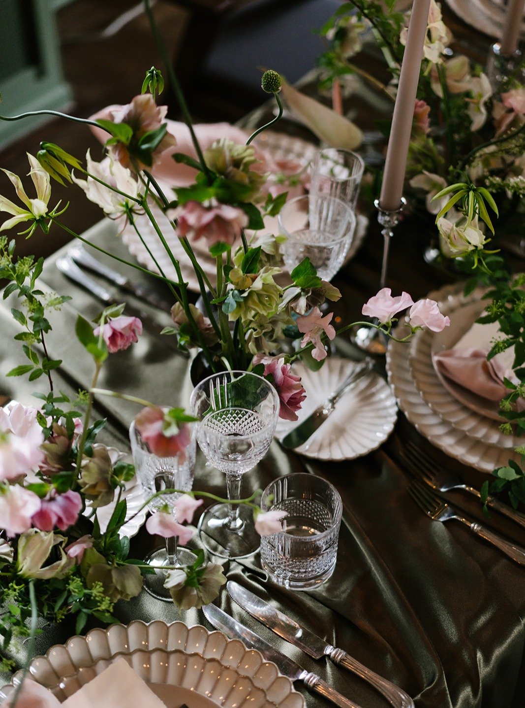 tablescape planning common questions:
🍽💕
1. Do people even notice the glassware?
2. Do we need chargers?
3. Is it worth to upgrade the linens?
4. Do people care of we print the menu?
5. Why are they so expensive?

1. Yes! I think functional items t