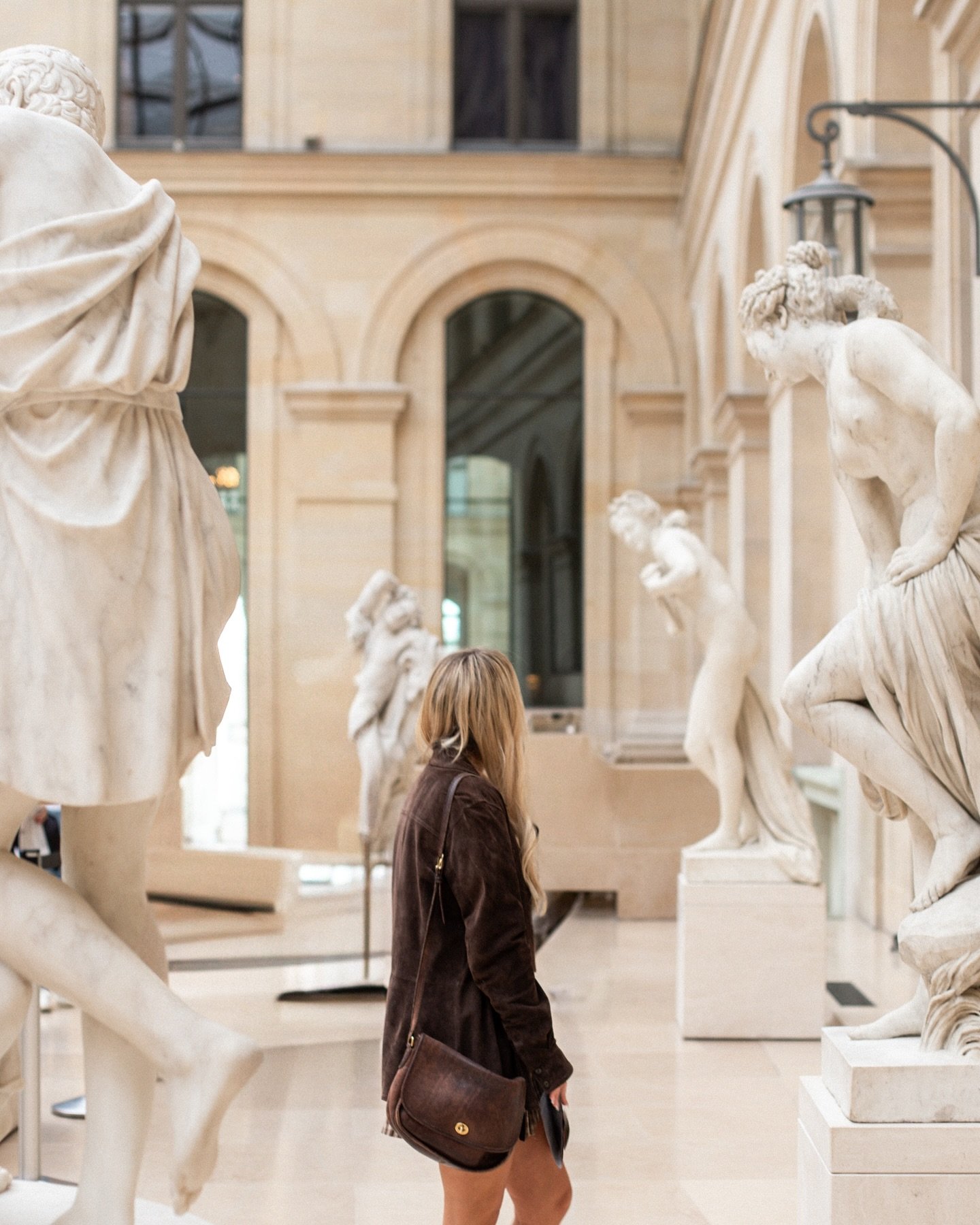 The Louvre:
where even the shadows feel curated ✨