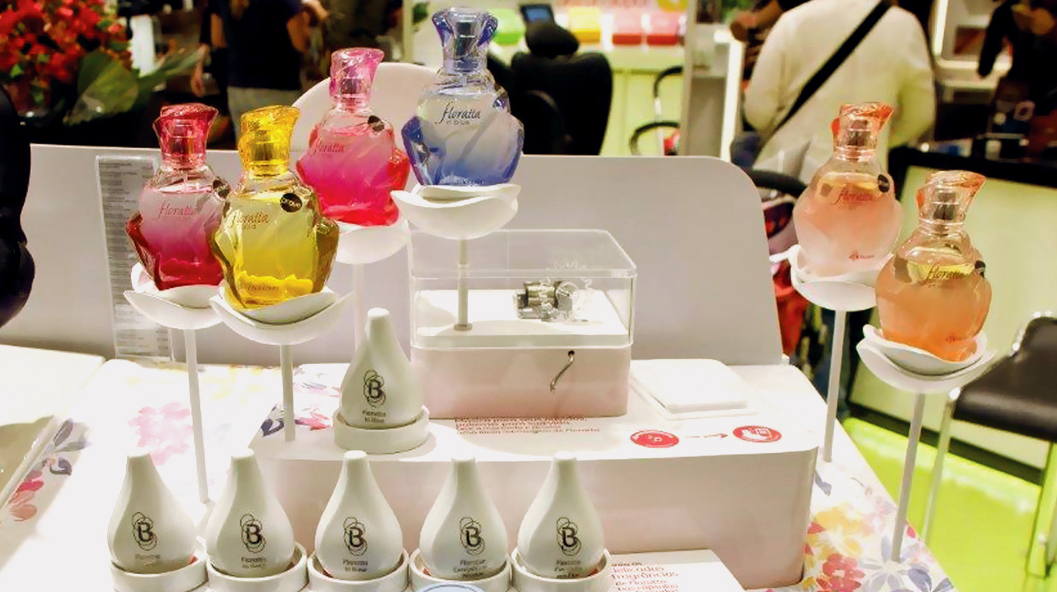 In the front side of the "perfume bar", the four main fragrance has special displays that tells the perfume story and promotes experimentation.
