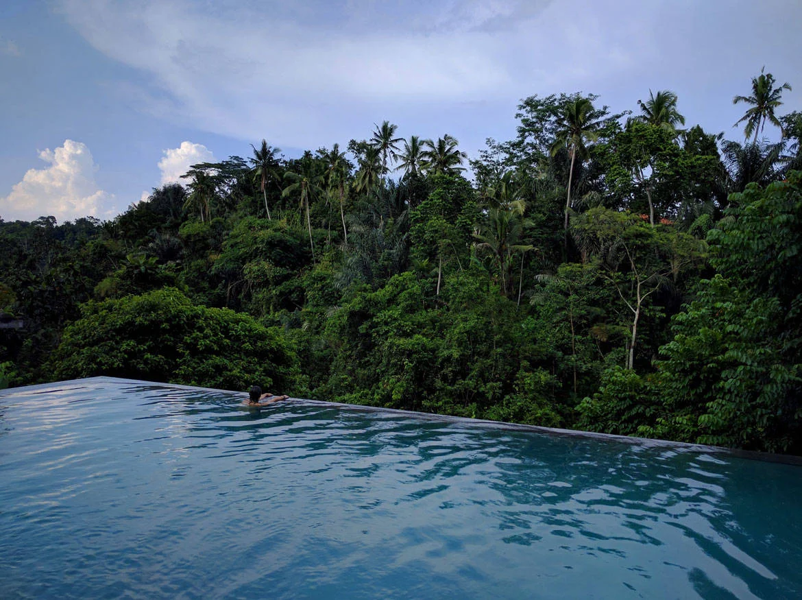 Στην καλύτερη πισίνα του Μπαλί με λιγότερο από 10 ευρώ!