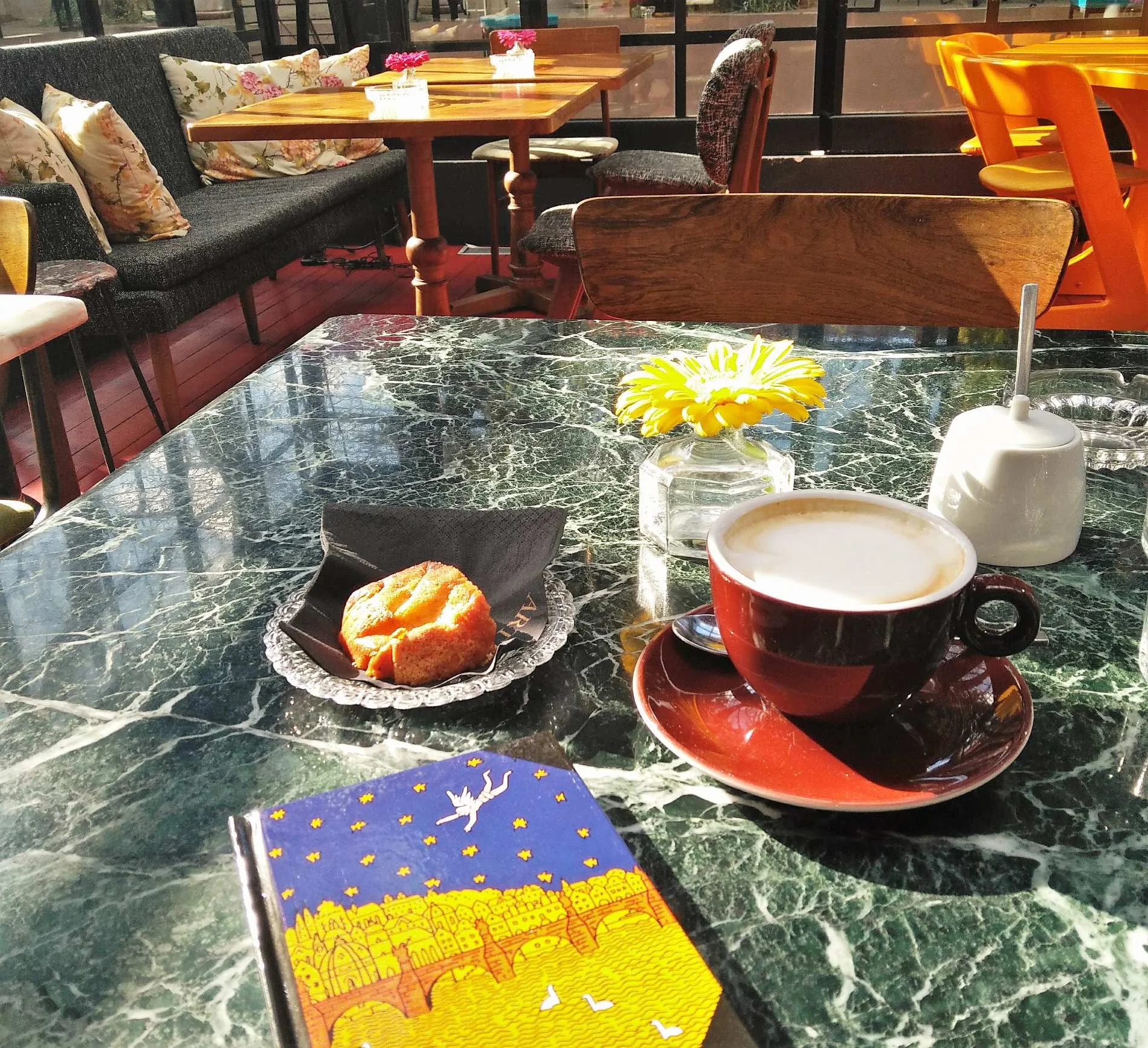 Enjoy your coffee on a sunny day in Athens with the company of a good book or of your travel journal! Source: Truevoyagers
