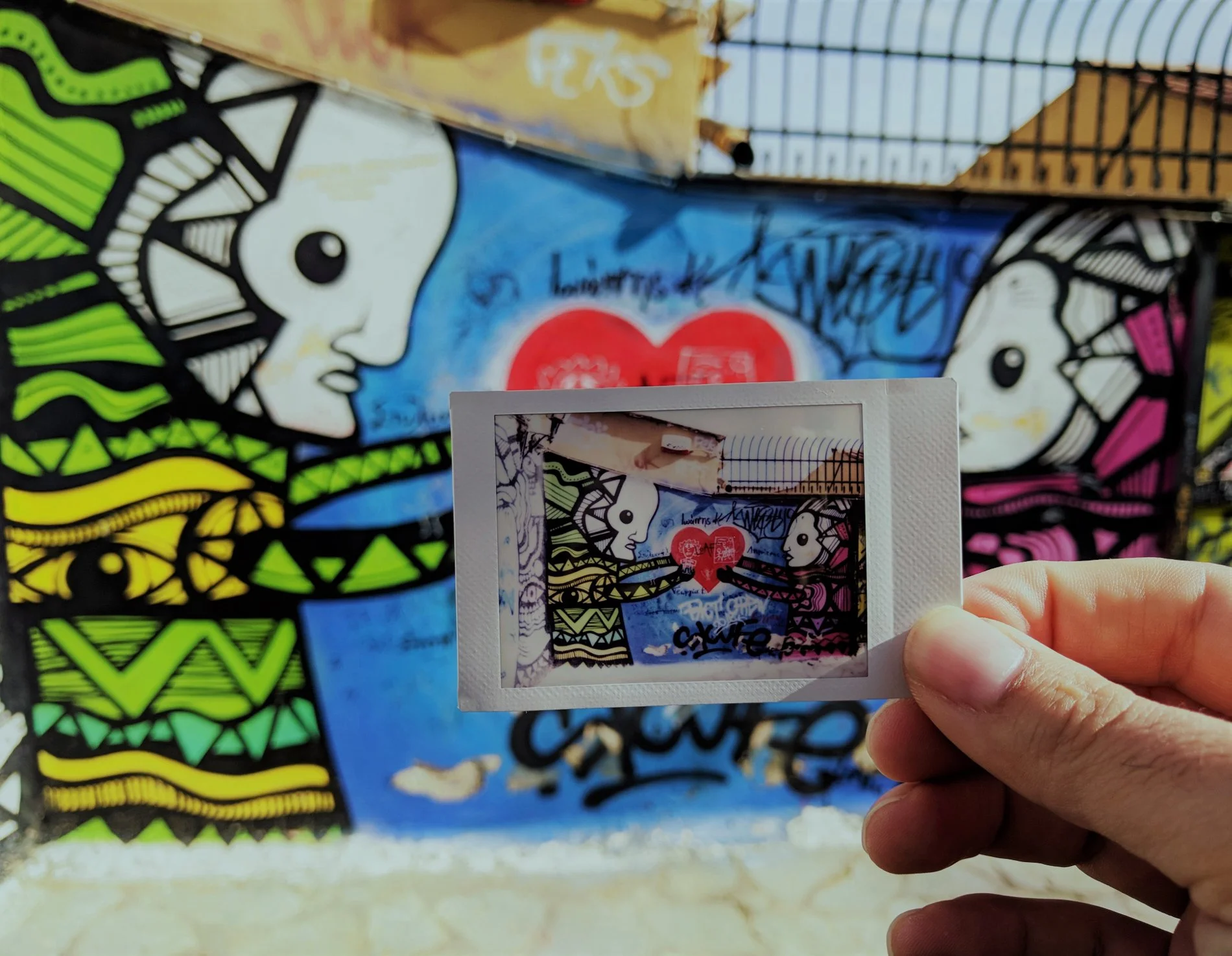 Γκράφιτι στην Αθήνα σε polaroid φωτογραφία