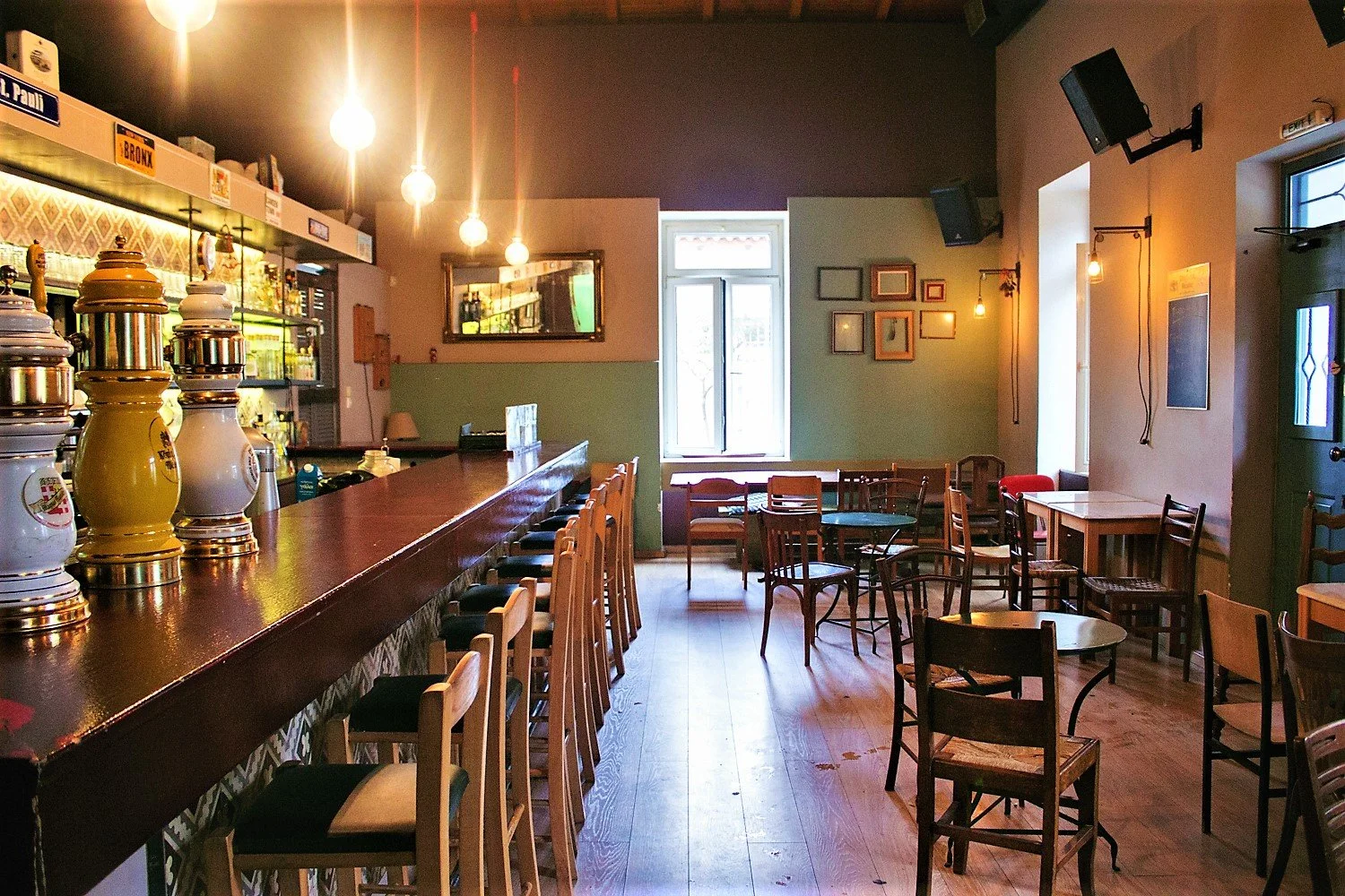 The indoor bar and sitting area of Cabezon . Source: Risetv