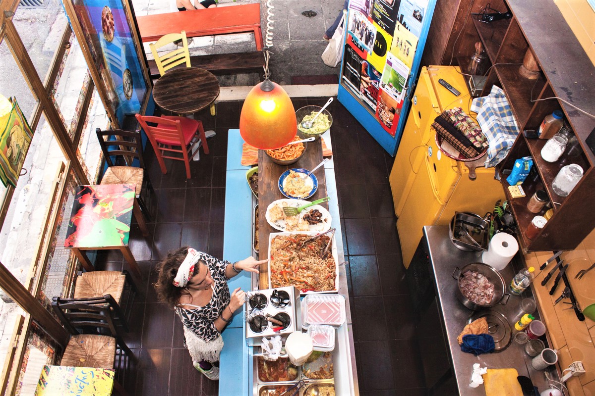 Kimatothrafstis is a great spot for budget-friendly Mediterranean food options. Source: Greka