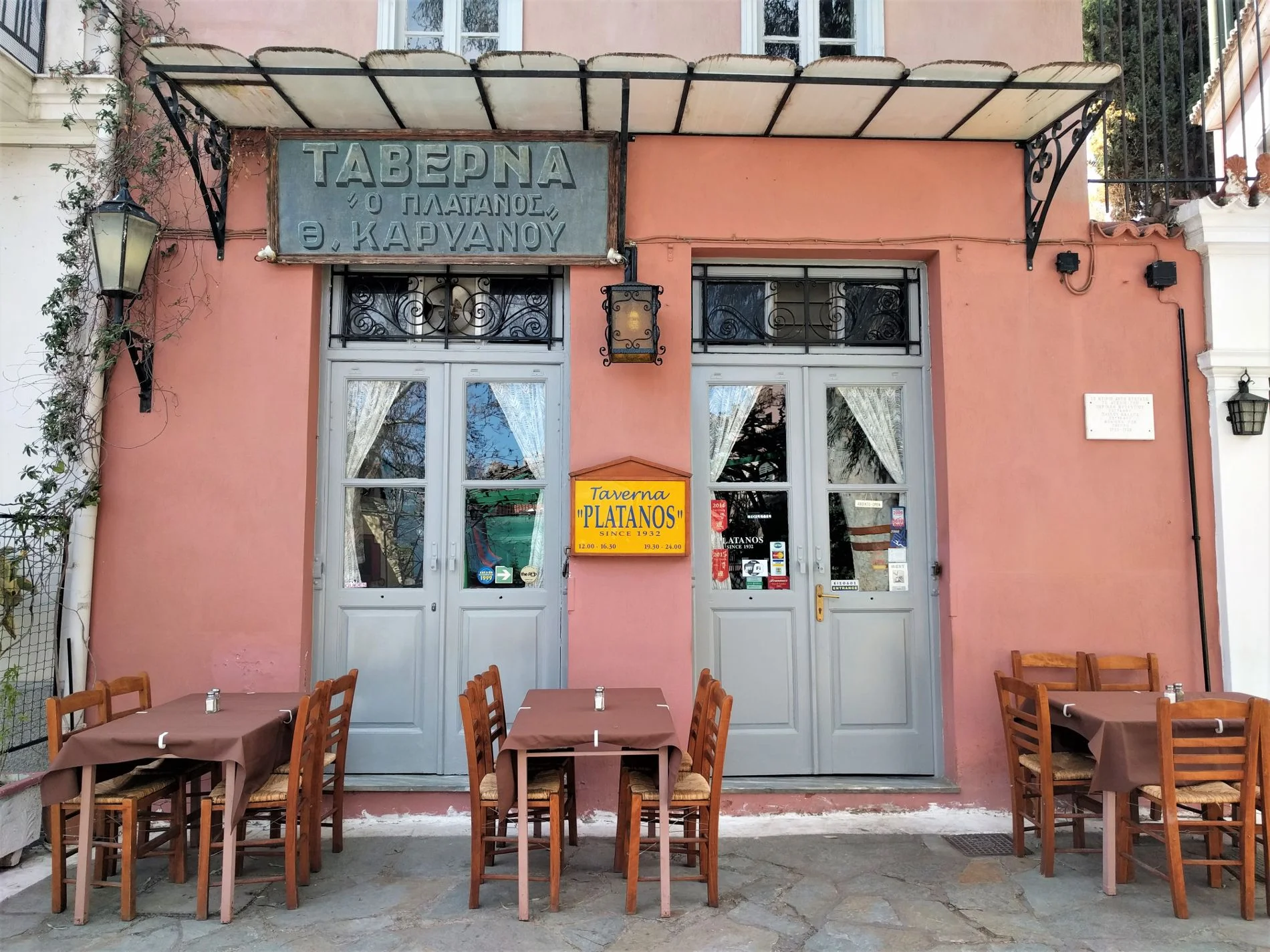 Each restaurant in Plaka has a long history and its traces can be found on its architecture and its traditional menu.