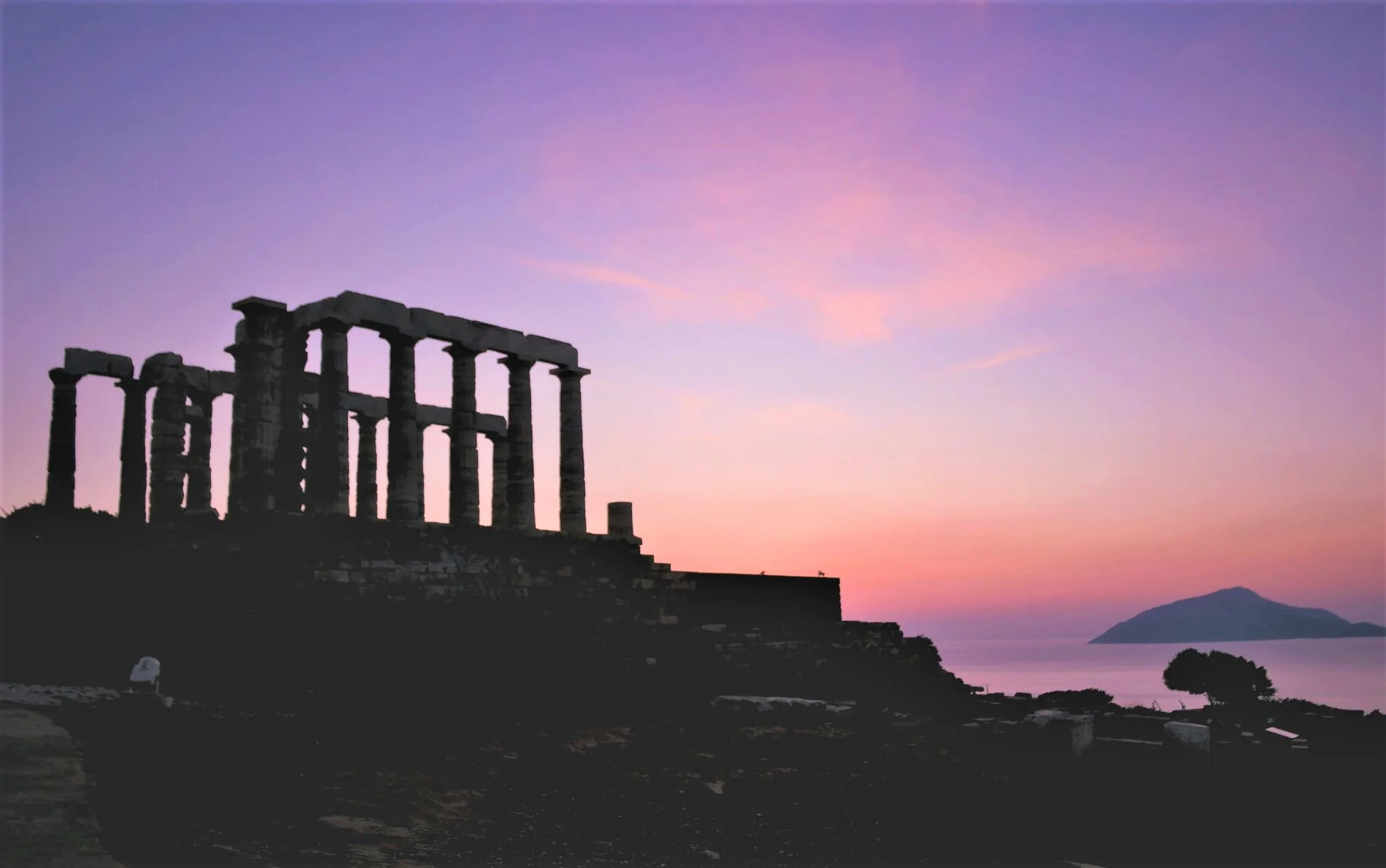 Enjoy a spectacular view of the Aegean during sunset time while at the Temple of Poseidon in Sounio. Source: Truevoyagers