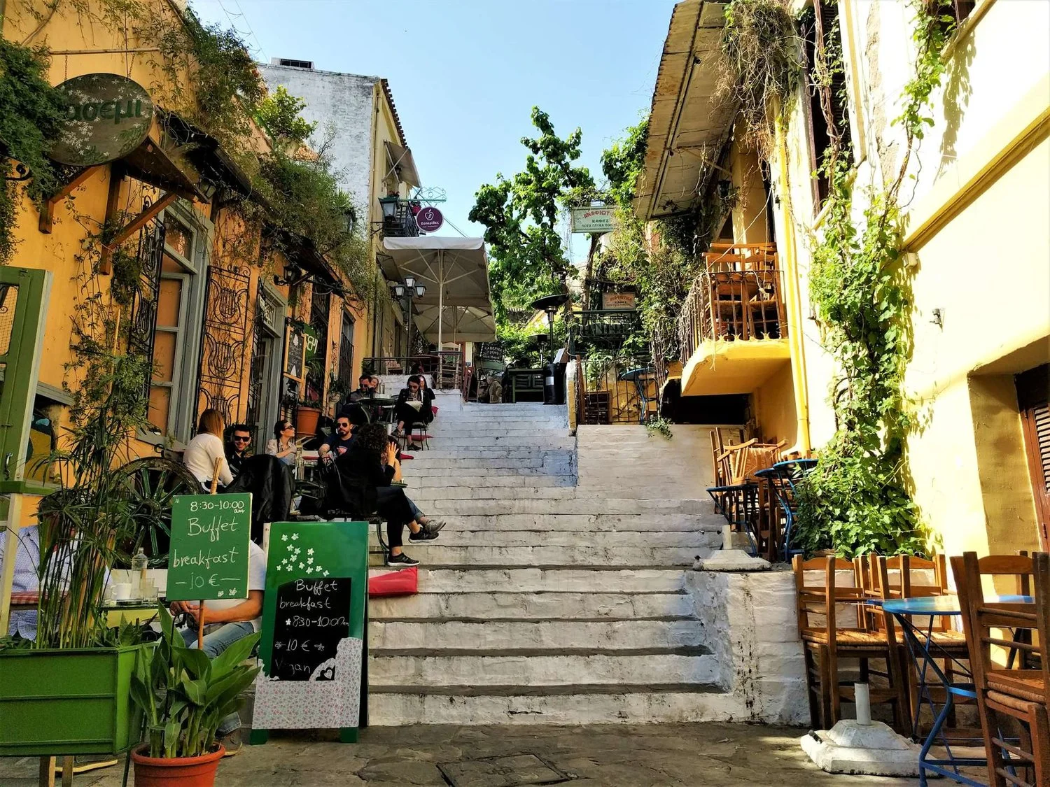 In front of Gerani in Plaka, a coffee shop very popular among locals and tourists. Source: Truevoyagers