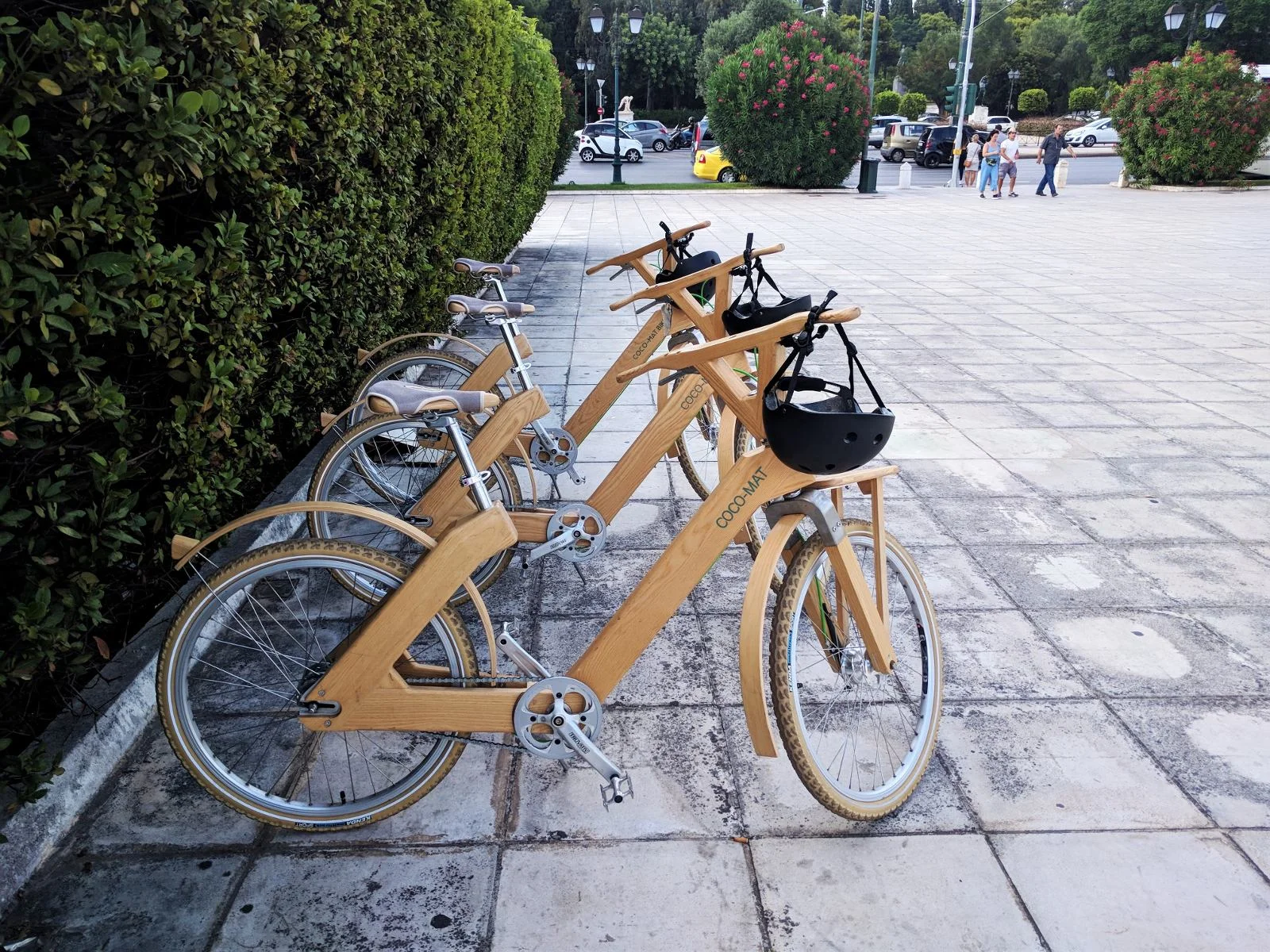 Ξυλινα ποδηλατα παρατεταγμενα και ετοιμα για το τουρ