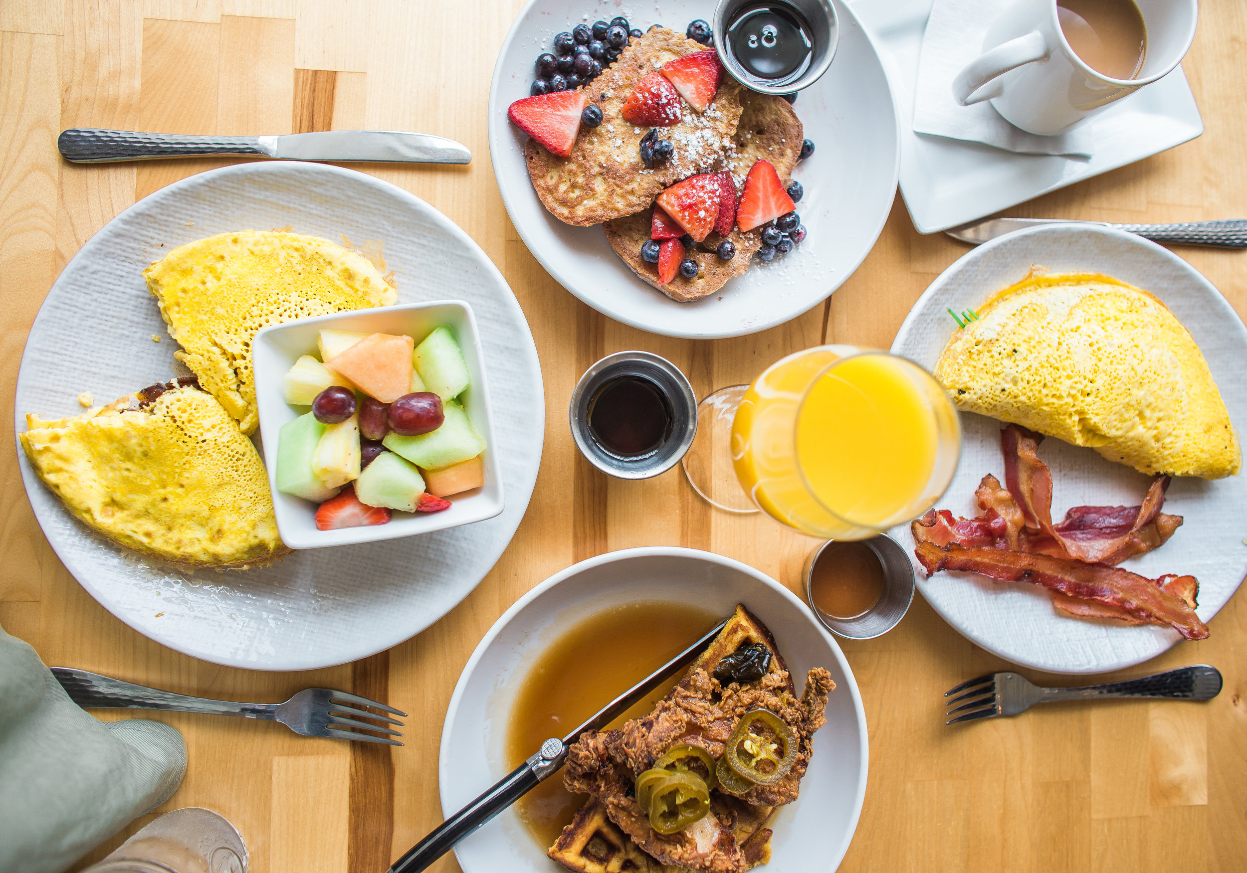 Never say no to a good brunch, especially when there are dozens of restaurants offering great brunch options in the Greek capital.