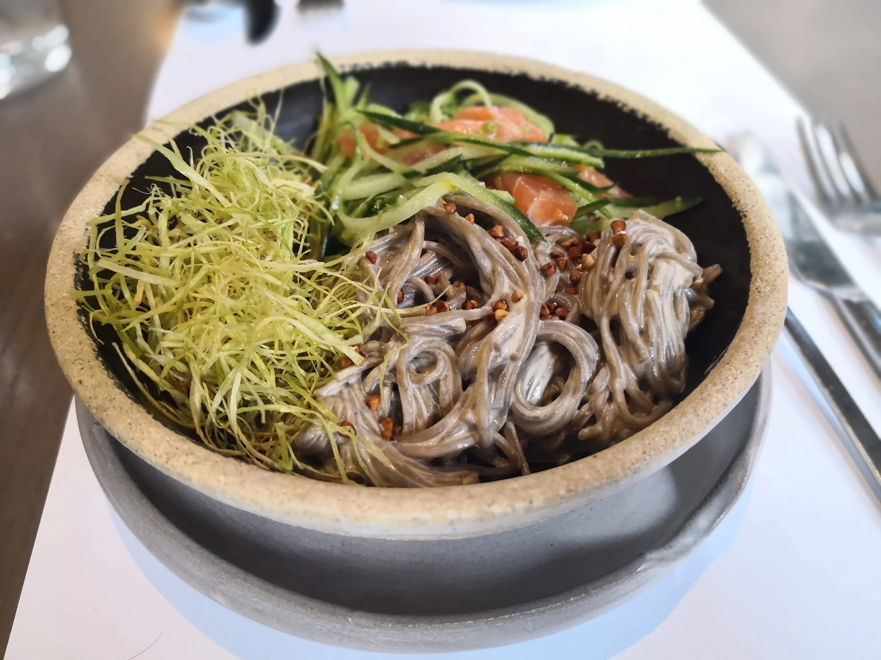 Taste some delicious noodles with salmon in Nolan , the famous Greek-Japanese fusion restaurant.