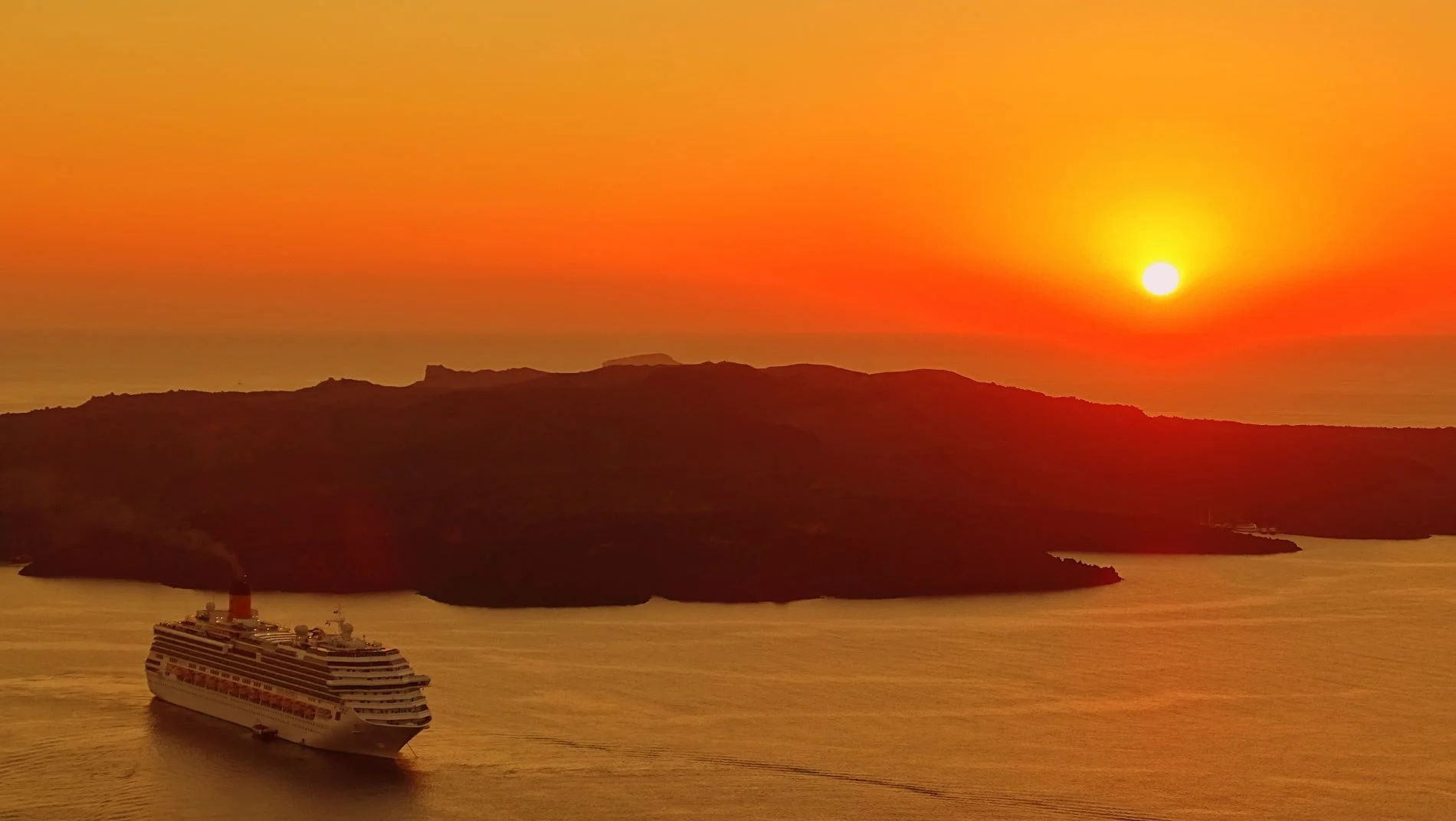 The mesmerizing Santorini sunset