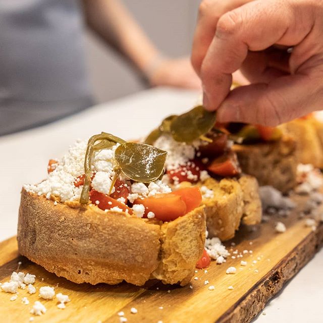 Who could say no to the legendary Greek #dakos salad? Cretan dinkel rusks topped with cherry tomatoes 🍅, sour cheese from #Ios Island, sea fennel, caper leaves from #Tinos and extra virgin Greek #oliveoil vinaigrette! Learn how to prepare this tradi