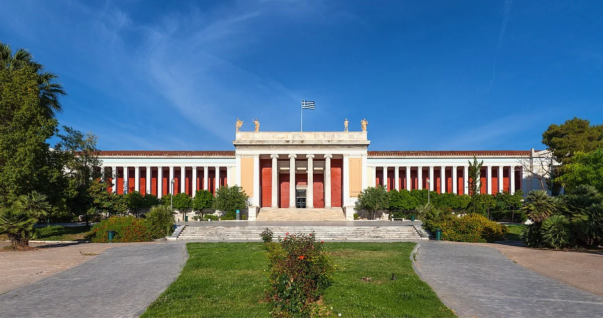 The enormous 19th neoclassical building of the Archaeological Museum hosts more than 10.000 exhibits. Photo source: Wikipedia